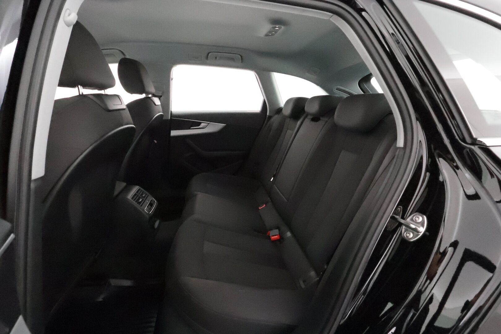 Audi A4 2021 Avant Business Advanced Comfort Edition 35 TFSI 110kW MHEV S tronic **Adapt.vakkari / Webasto / Matrix LED** - Suomi-auto / Kahdet renkaat aluvanteilla / Hierovat etuistuimet / Koukku / Ratinlämmitin 