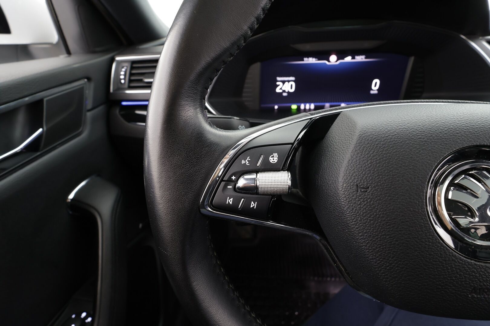 Skoda Superb 2021 Combi 2,0 TDI 200 4x4 L&K DSG * Matrix-LED / Panorama / ACC / Webasto / Koukku / Hierova & Ilmastoitu Muistipenkki  * - 360° / Canton / Keyless / Navi / Suomi-auto / Kahdet renkaat / Merkkihuollettu - HULLUT JOULUT KORKOTARJOUS 2,49% 