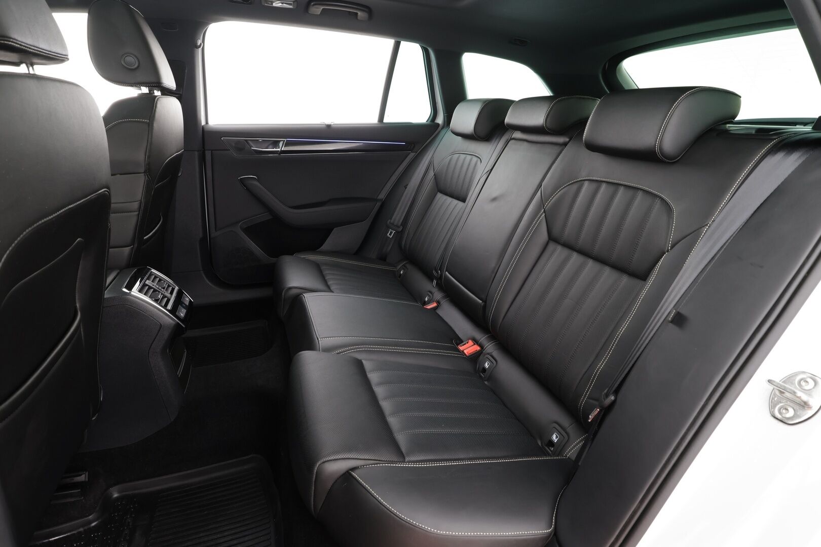 Skoda Superb 2021 Combi 2,0 TDI 200 4x4 L&K DSG * Matrix-LED / Panorama / ACC / Webasto / Koukku / Hierova & Ilmastoitu Muistipenkki  * - 360° / Canton / Keyless / Navi / Suomi-auto / Kahdet renkaat / Merkkihuollettu - HULLUT JOULUT KORKOTARJOUS 2,49% 