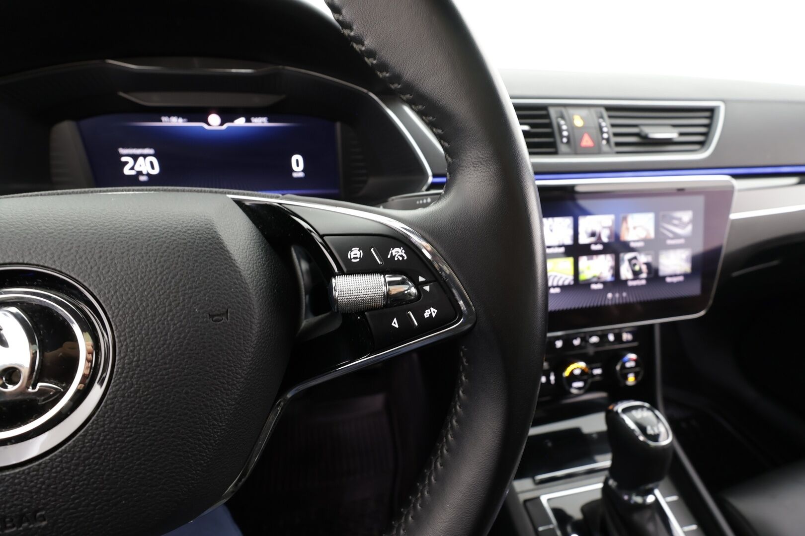 Skoda Superb 2021 Combi 2,0 TDI 200 4x4 L&K DSG * Matrix-LED / Panorama / ACC / Webasto / Koukku / Hierova & Ilmastoitu Muistipenkki  * - 360° / Canton / Keyless / Navi / Suomi-auto / Kahdet renkaat / Merkkihuollettu - HULLUT JOULUT KORKOTARJOUS 2,49% 