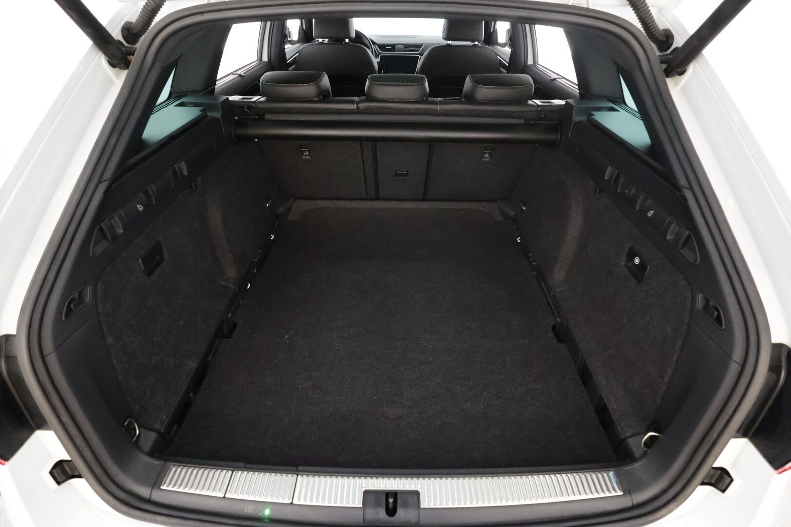 Skoda Superb 2021 Combi 2,0 TDI 200 4x4 L&K DSG * Matrix-LED / Panorama / ACC / Webasto / Koukku / Hierova & Ilmastoitu Muistipenkki  * - 360° / Canton / Keyless / Navi / Suomi-auto / Kahdet renkaat / Merkkihuollettu - HULLUT JOULUT KORKOTARJOUS 2,49% 