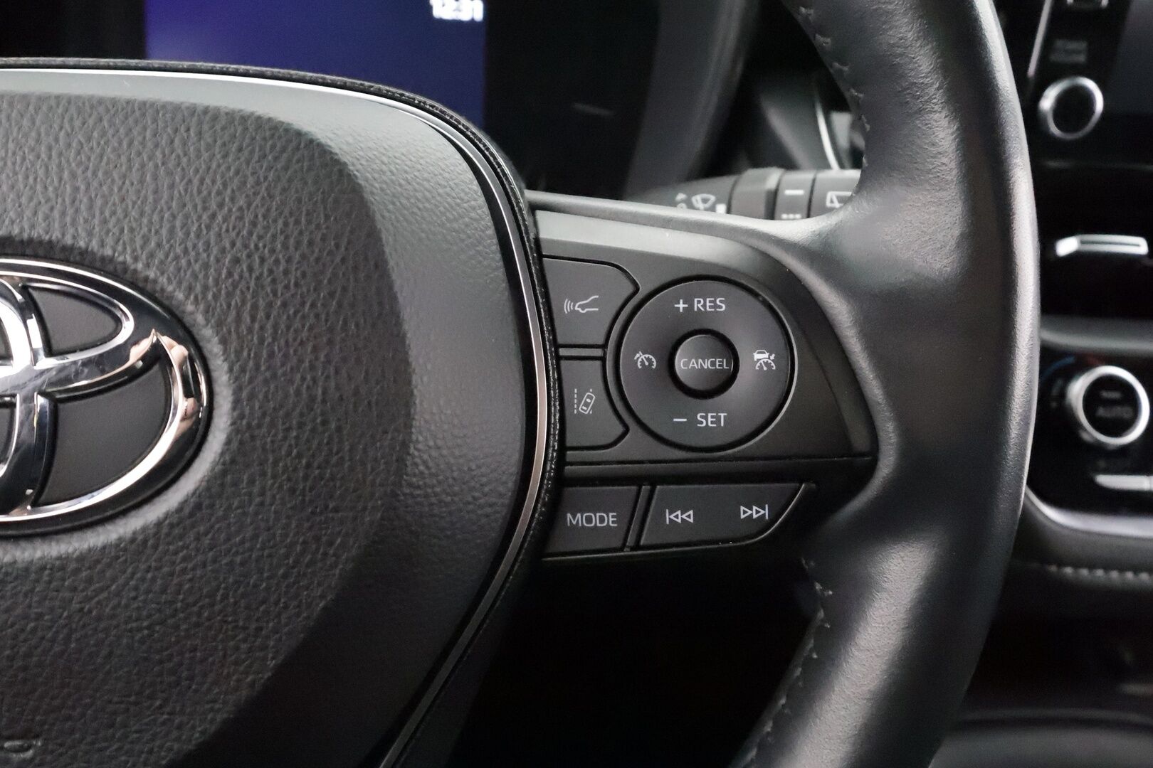 Toyota Corolla 2021 Touring Sports 1,8 Hybrid Active Edition * ACC / P.kamera / Navi / LED / Keyless / Sähköluukku / Ratinlämmitin * - Suomi-auto / Kahdet renkaat aluvanteilla / Merkkihuollettu