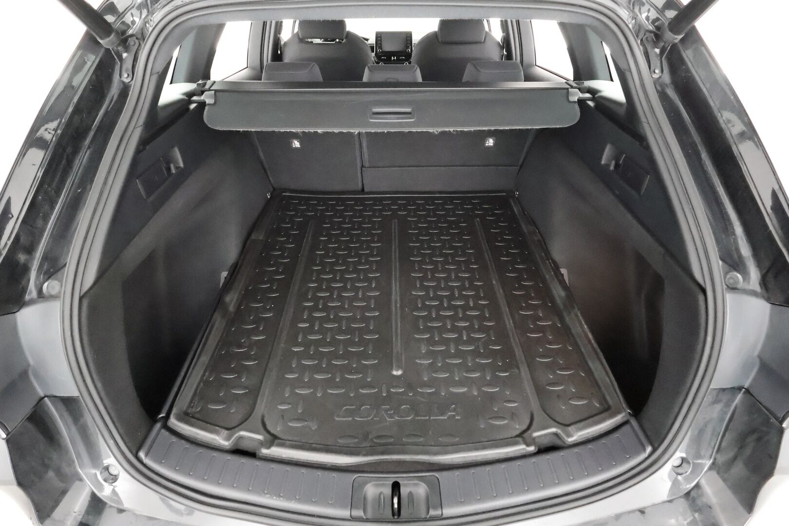 Toyota Corolla 2021 Touring Sports 1,8 Hybrid Active Edition * ACC / P.kamera / Navi / LED / Keyless / Sähköluukku / Ratinlämmitin * - Suomi-auto / Kahdet renkaat aluvanteilla / Merkkihuollettu