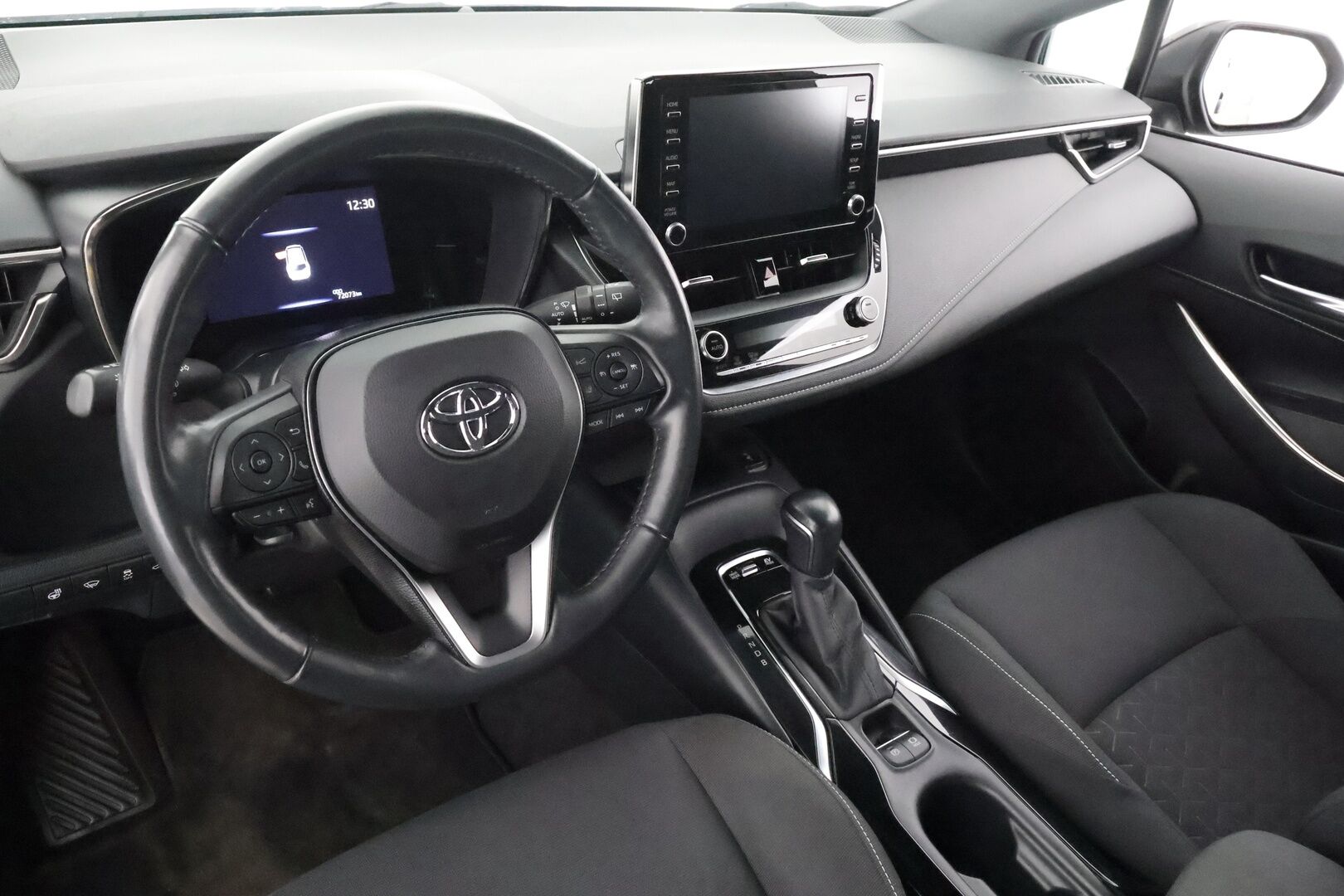 Toyota Corolla 2021 Touring Sports 1,8 Hybrid Active Edition * ACC / P.kamera / Navi / LED / Keyless / Sähköluukku / Ratinlämmitin * - Suomi-auto / Kahdet renkaat aluvanteilla / Merkkihuollettu