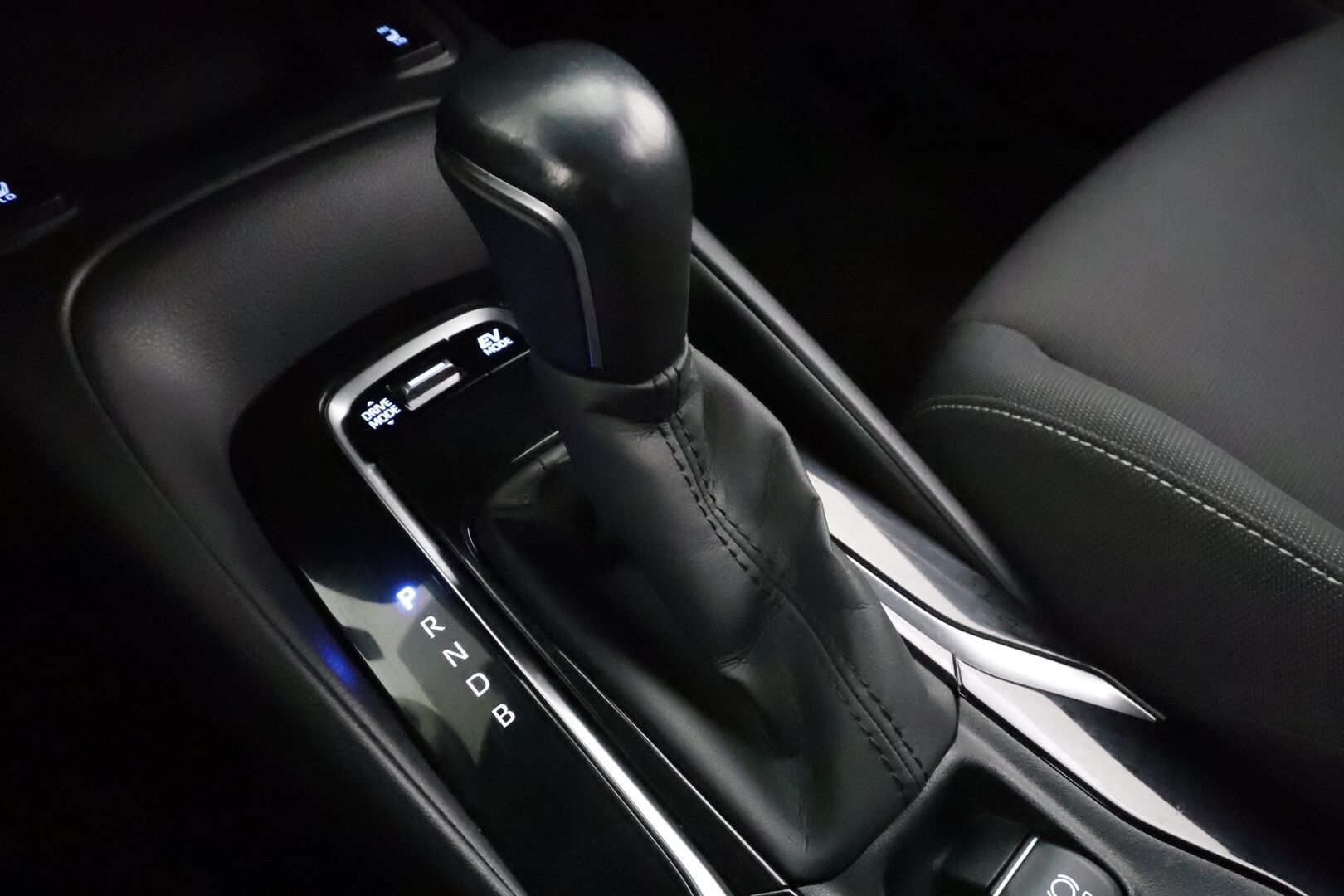 Toyota Corolla 2021 Touring Sports 1,8 Hybrid Active Edition * ACC / P.kamera / Navi / LED / Keyless / Sähköluukku / Ratinlämmitin * - Suomi-auto / Kahdet renkaat aluvanteilla / Merkkihuollettu