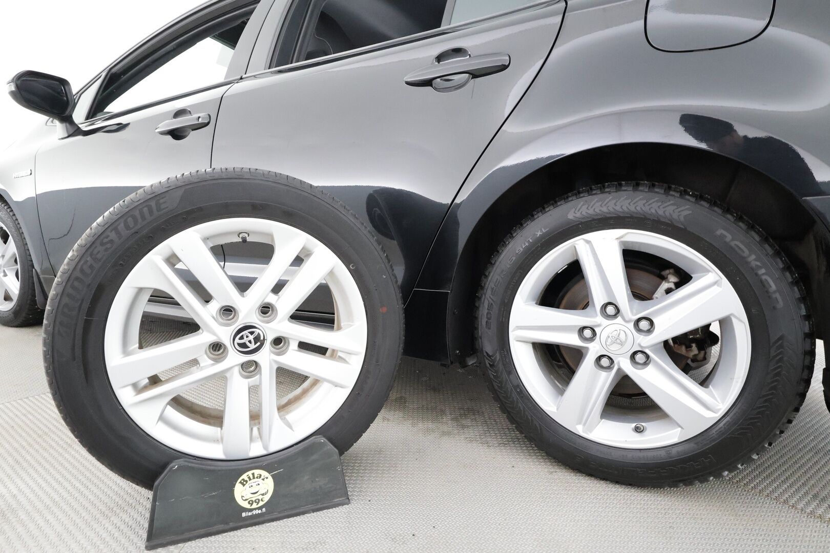 Toyota Corolla 2021 Touring Sports 1,8 Hybrid Active Edition * ACC / P.kamera / Navi / LED / Keyless / Sähköluukku / Ratinlämmitin * - Suomi-auto / Kahdet renkaat aluvanteilla / Merkkihuollettu