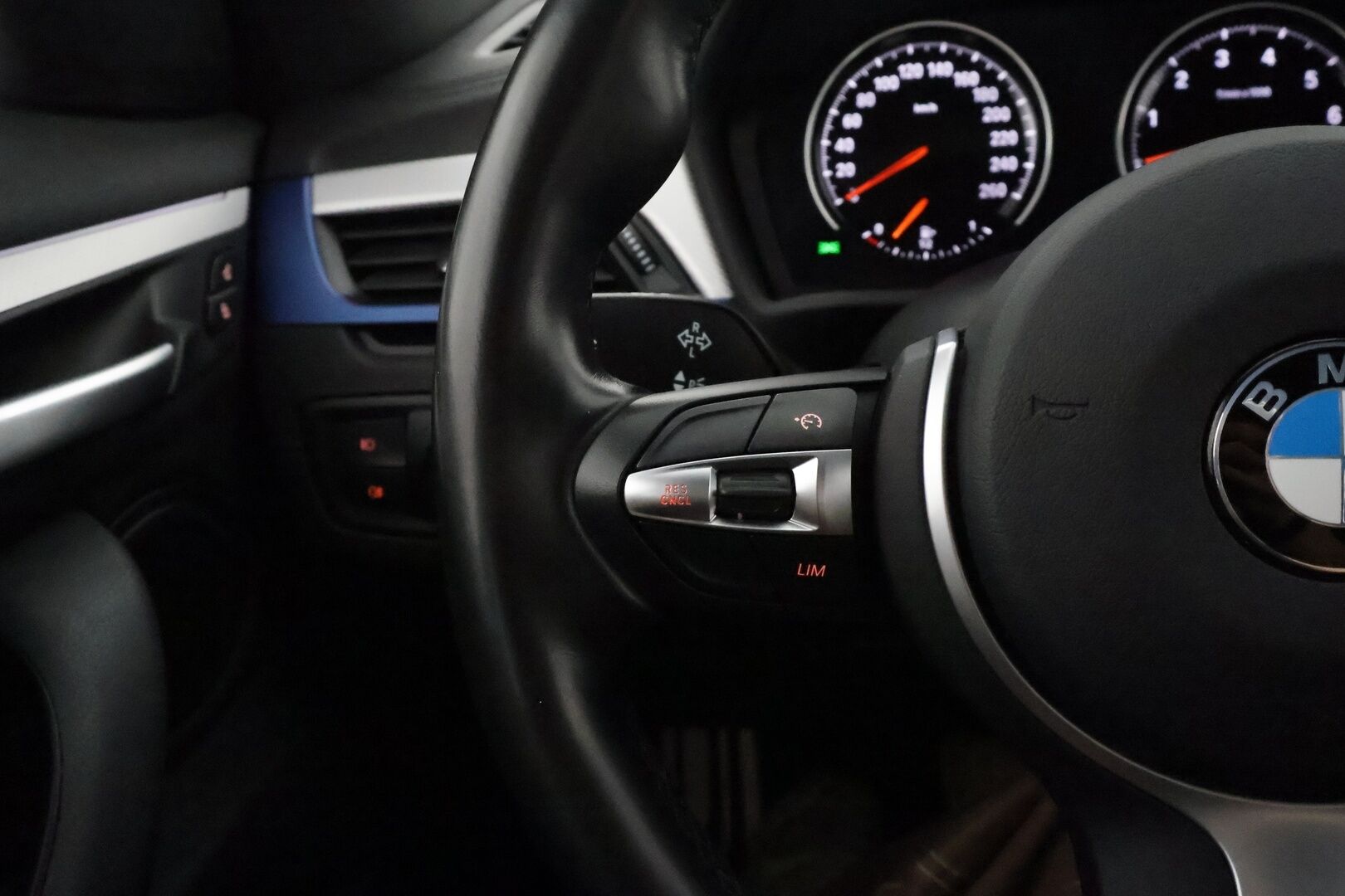 BMW X1 2021 F48 xDrive25e A Charged Edition M Sport ** Sporttipenkit / LED-valot / P.Tutka / Nahkaverhoilu / Ambient-valot ** - 1.Om Suomi-auto / Merkkihuollettu / Kahdet Renkaat / Akku Kuntotarkistettu!