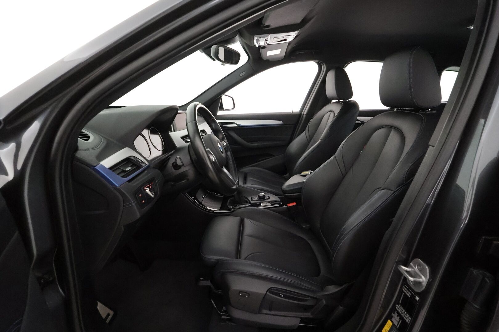 BMW X1 2021 F48 xDrive25e A Charged Edition M Sport *Sporttipenkit / LED-valot / Tutka / Nahkaverhoilu / Ambient-valot* - SoH 92% /  1.Om Suomi-auto / Merkkihuollettu / M-sport vanteet kesäksi