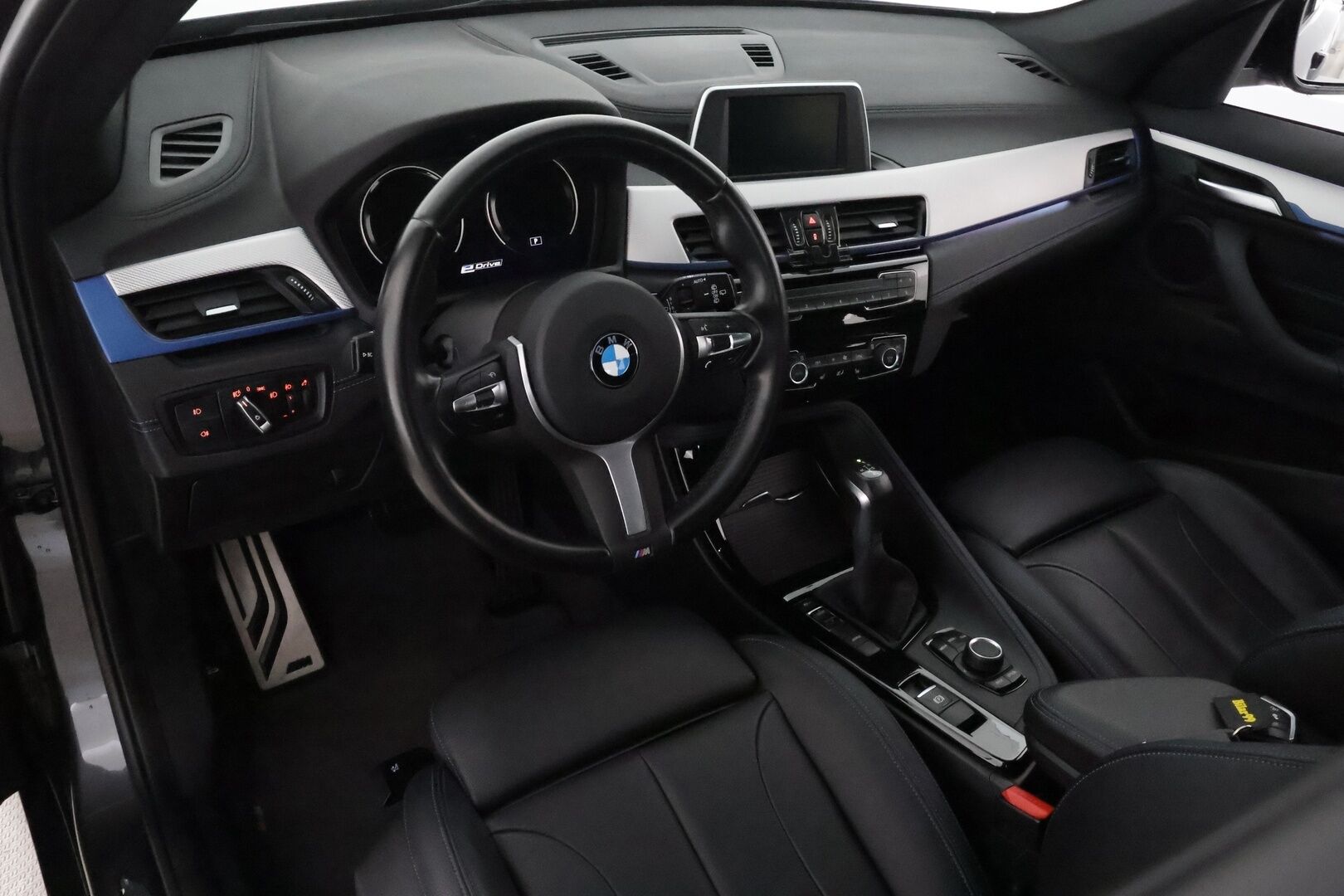 BMW X1 2021 F48 xDrive25e A Charged Edition M Sport ** Sporttipenkit / LED-valot / P.Tutka / Nahkaverhoilu / Ambient-valot ** - 1.Om Suomi-auto / Merkkihuollettu / Kahdet Renkaat / Akku Kuntotarkistettu!