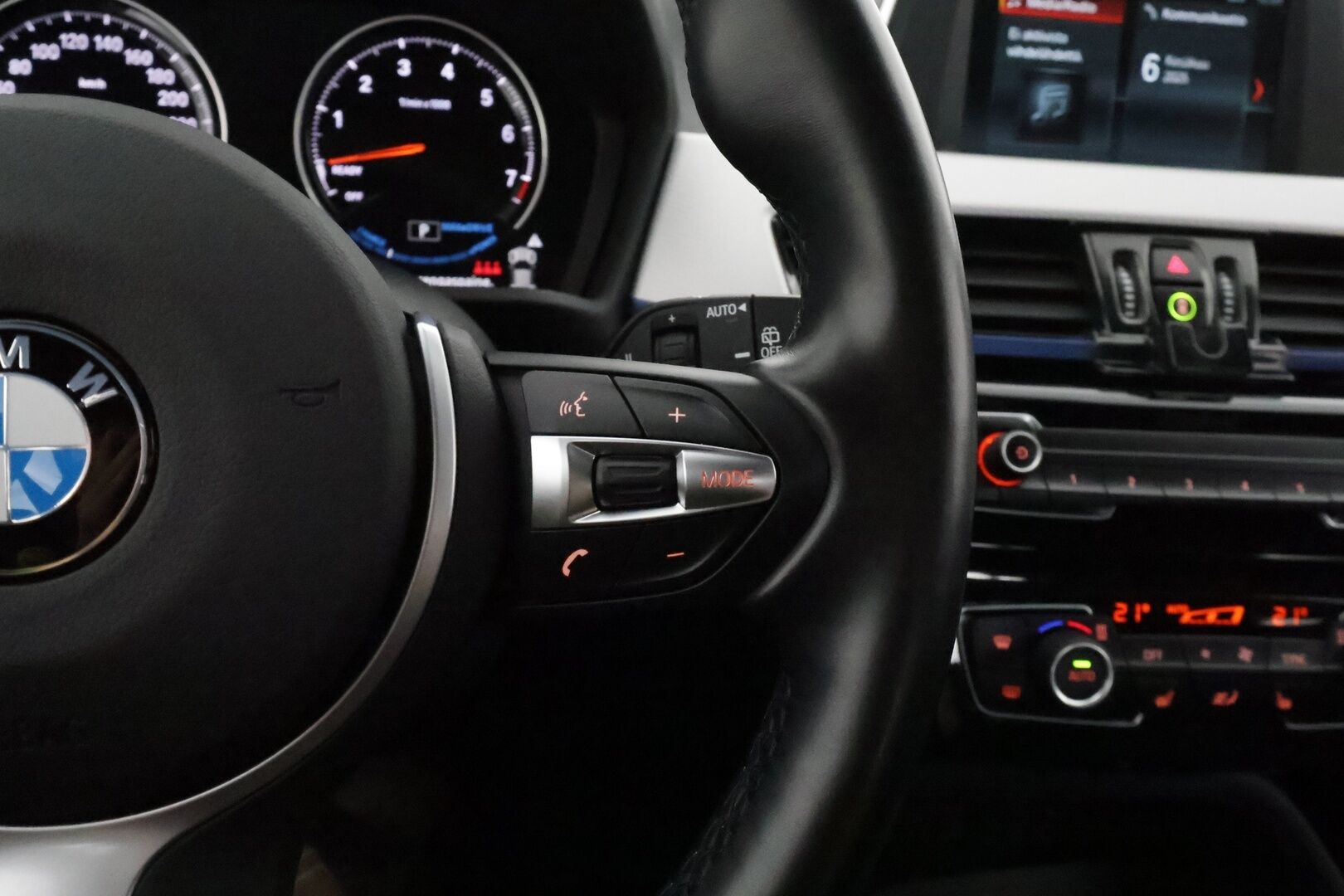 BMW X1 2021 F48 xDrive25e A Charged Edition M Sport *Sporttipenkit / LED-valot / Tutka / Nahkaverhoilu / Ambient-valot* - SoH 92% /  1.Om Suomi-auto / Merkkihuollettu / M-sport vanteet kesäksi