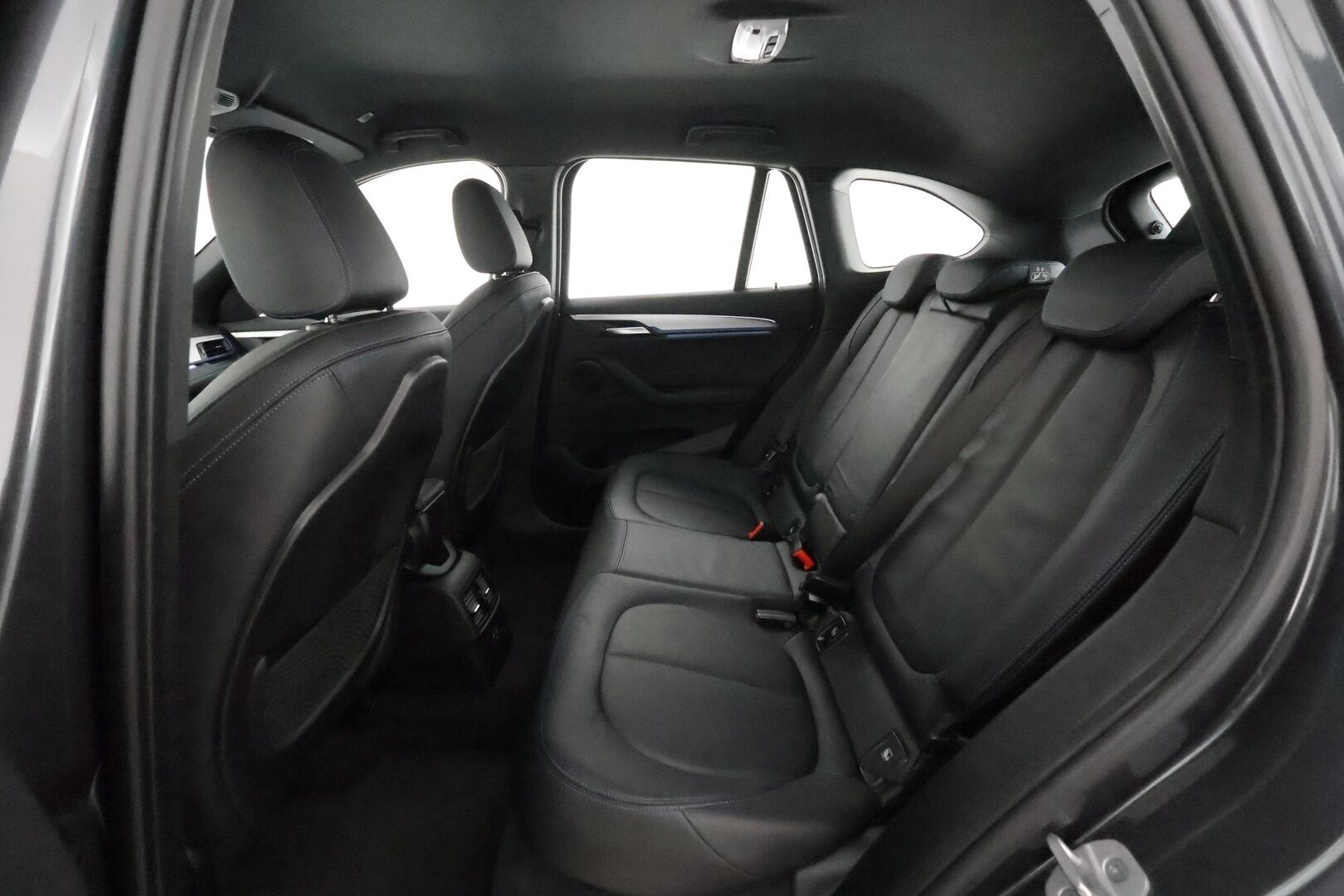 BMW X1 2021 F48 xDrive25e A Charged Edition M Sport ** Sporttipenkit / LED-valot / P.Tutka / Nahkaverhoilu / Ambient-valot ** - 1.Om Suomi-auto / Merkkihuollettu / Kahdet Renkaat / Akku Kuntotarkistettu!