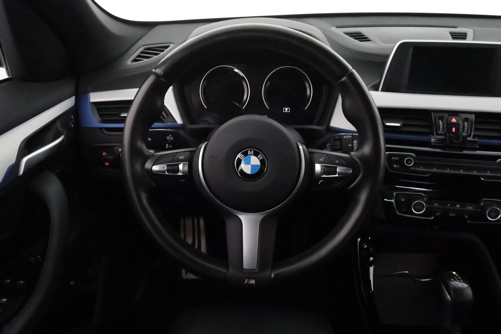 BMW X1 2021 F48 xDrive25e A Charged Edition M Sport ** Sporttipenkit / LED-valot / P.Tutka / Nahkaverhoilu / Ambient-valot ** - 1.Om Suomi-auto / Merkkihuollettu / Kahdet Renkaat / Akku Kuntotarkistettu!