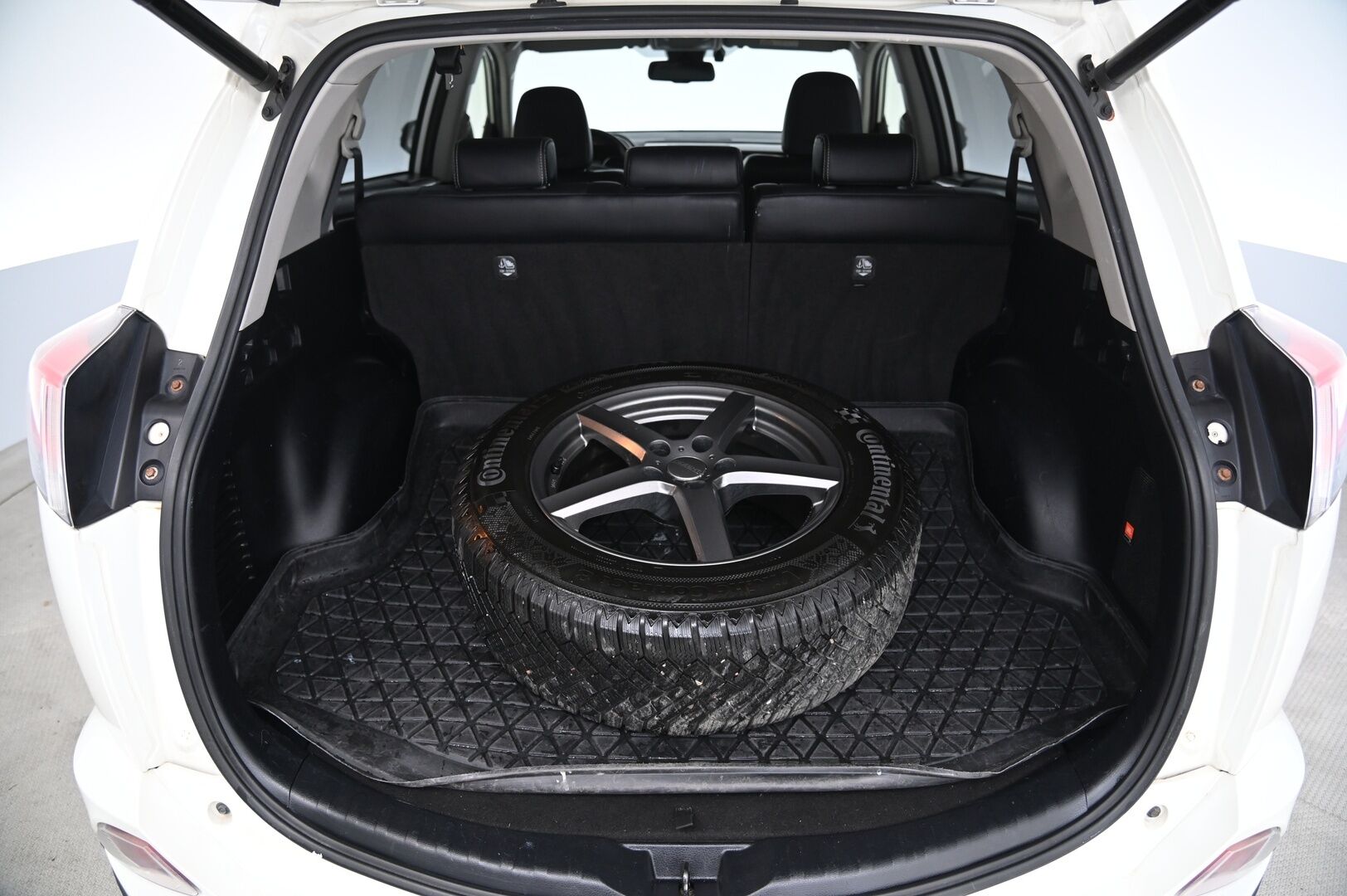 Toyota RAV4 2015 RAV4 2.5 4WD HSD 4ov 2494cm3 - Vetokoukku | Adapt.vakkari | 360 kamera | Avaimeton kulku & käynnistys | Nahkasisusta | JBL