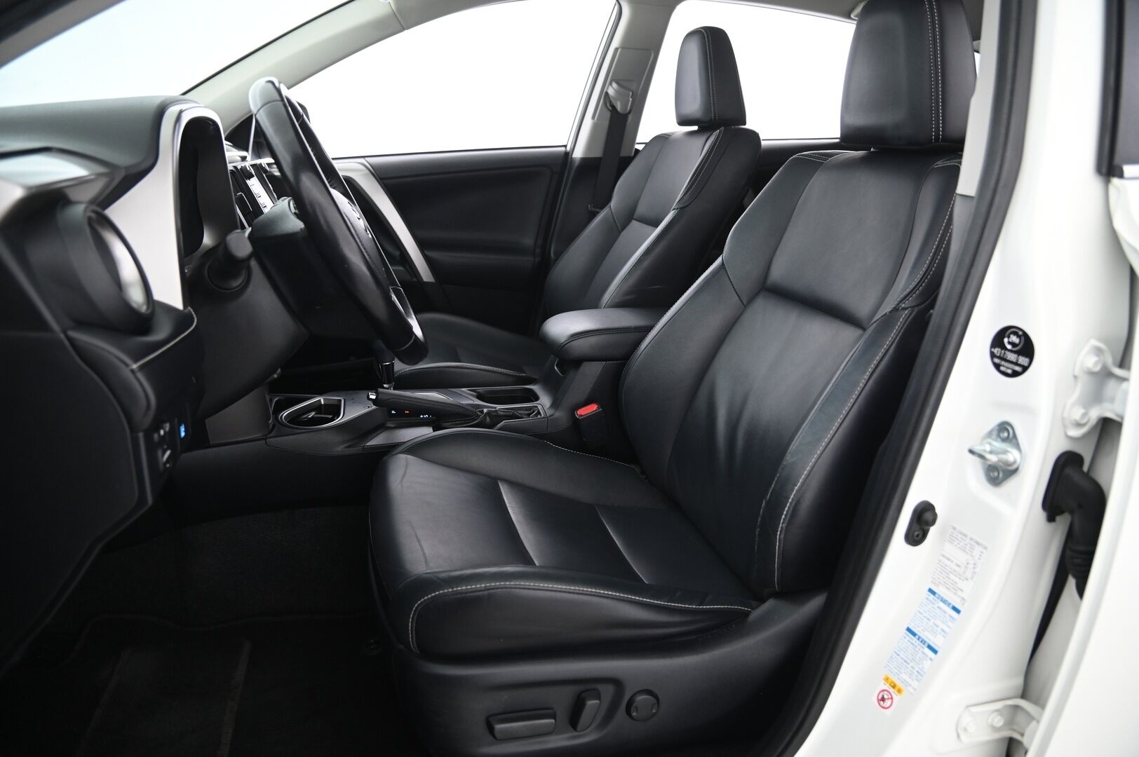 Toyota RAV4 2015 RAV4 2.5 4WD HSD 4ov 2494cm3 - Vetokoukku | Adapt.vakkari | 360 kamera | Avaimeton kulku & käynnistys | Nahkasisusta | JBL