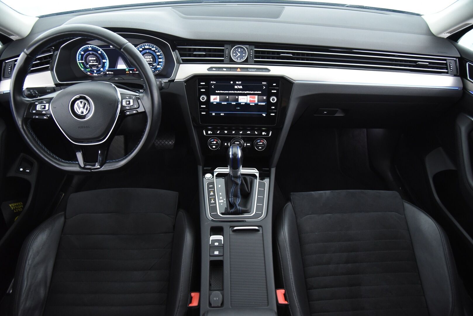 Volkswagen Passat 2018 Variant GTE Plug-In Hybrid 160 kW (218 hv) DSG-aut. / Digimittaristo / Vetokoukku / Adapt. vak / BLIS / Keyless / Ambient - P-Kamera / Webasto / Muistipenkki hieronnalla / Dynamic Light Assist / AppConnect