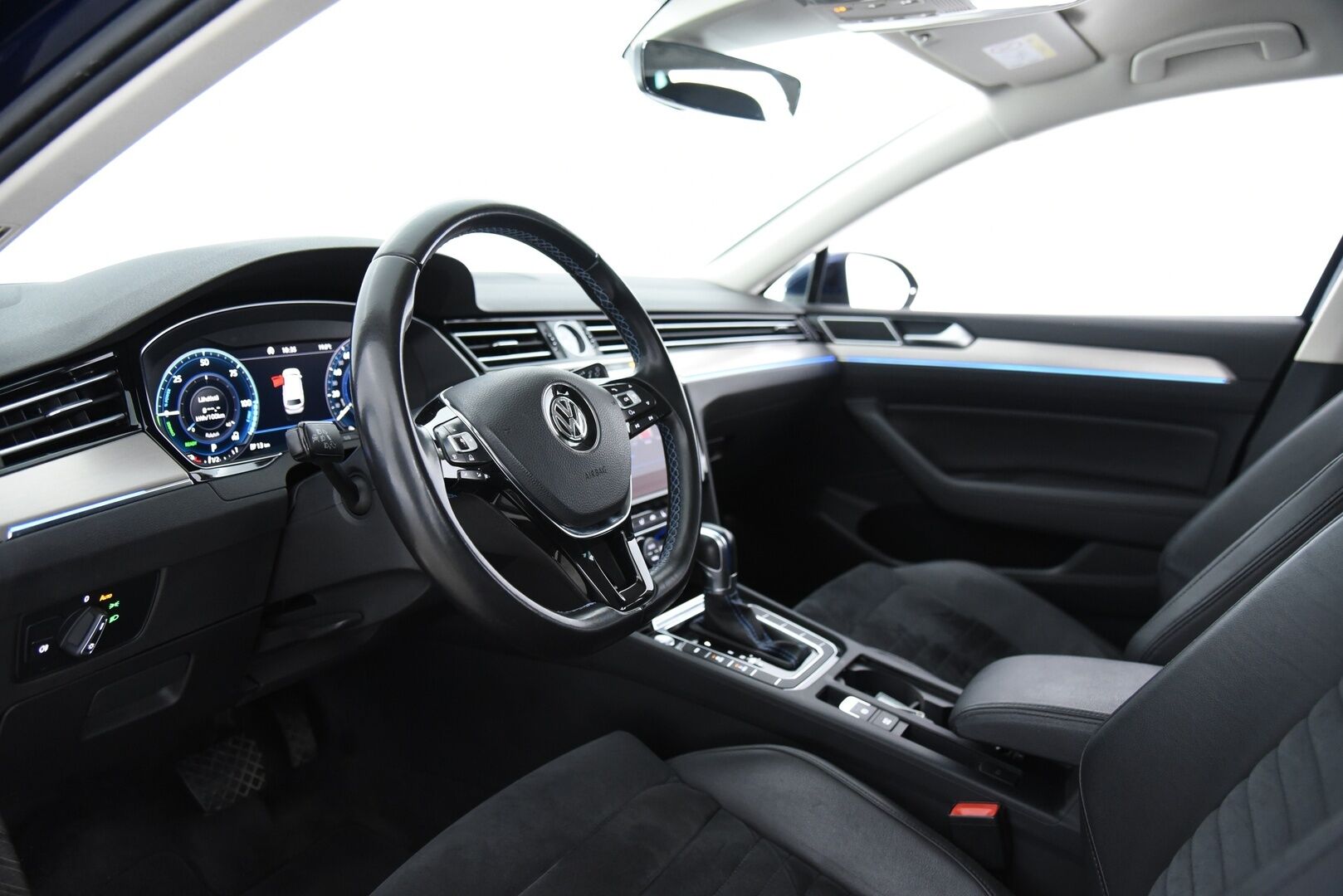Volkswagen Passat 2018 Variant GTE Plug-In Hybrid 160 kW (218 hv) DSG-aut. / Digimittaristo / Vetokoukku / Adapt. vak / BLIS / Keyless / Ambient - P-Kamera / Webasto / Muistipenkki hieronnalla / Dynamic Light Assist / AppConnect