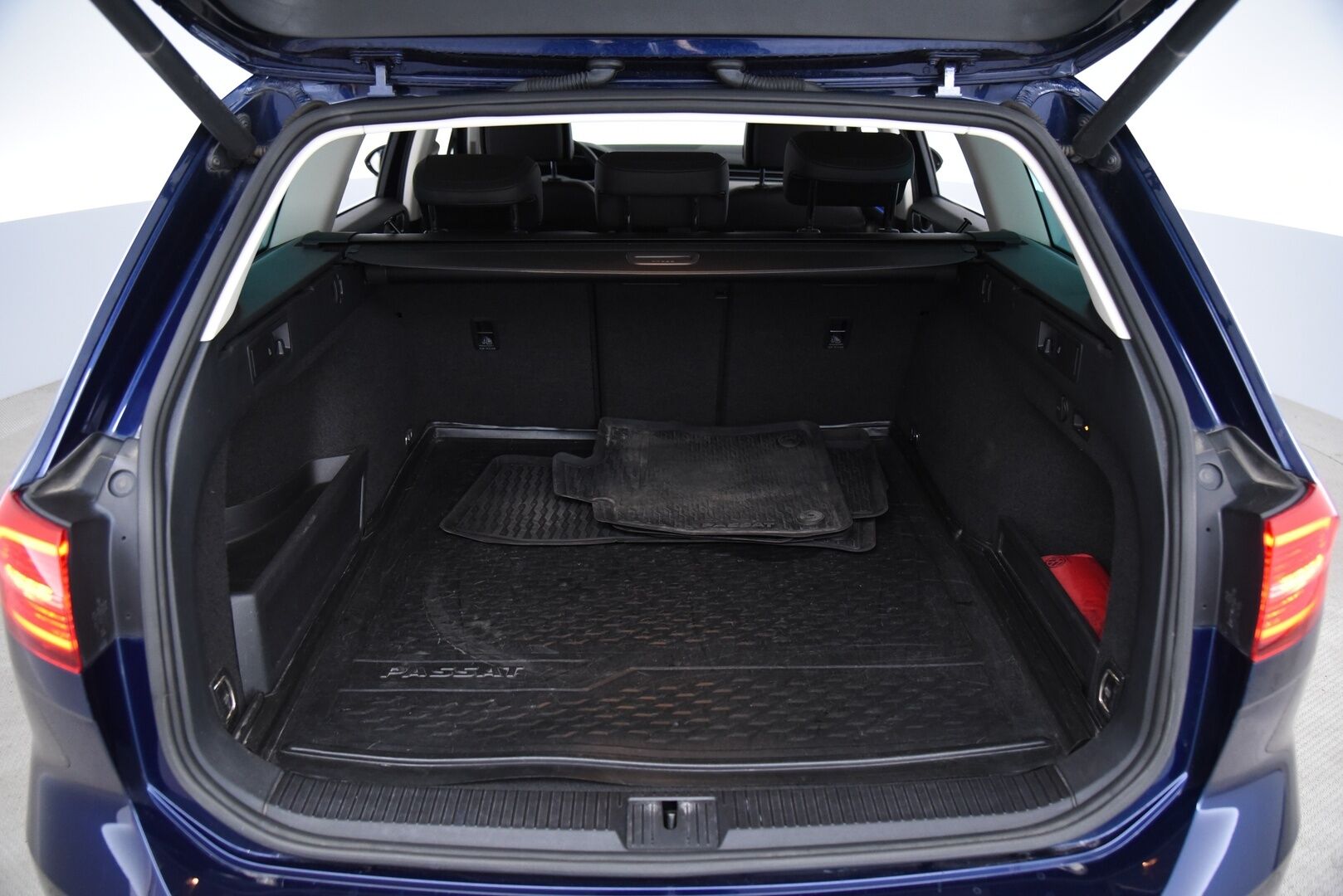 Volkswagen Passat 2018 Variant GTE Plug-In Hybrid 160 kW (218 hv) DSG-aut. / Digimittaristo / Vetokoukku / Adapt. vak / BLIS / Keyless / Ambient - P-Kamera / Webasto / Muistipenkki hieronnalla / Dynamic Light Assist / AppConnect