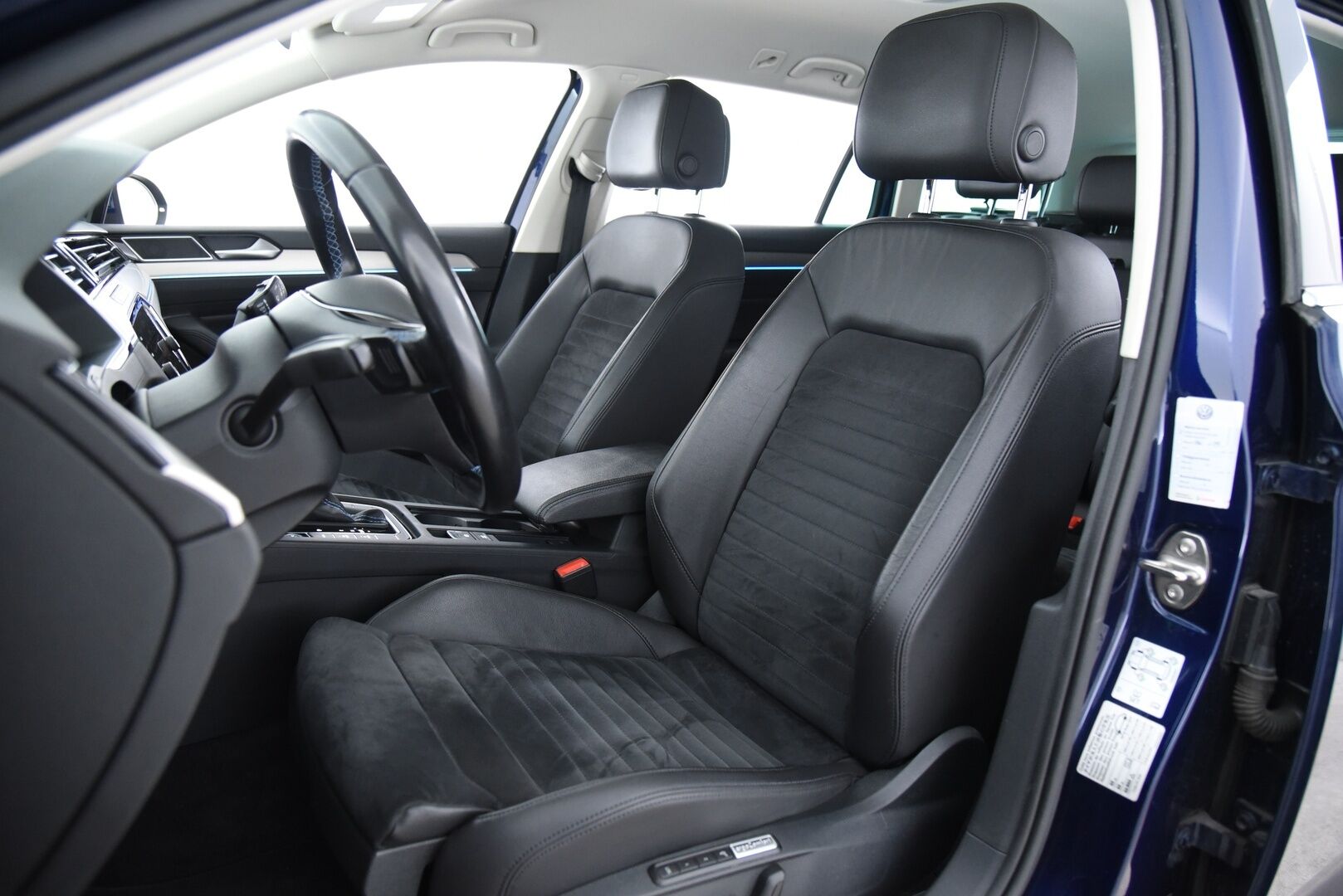 Volkswagen Passat 2018 Variant GTE Plug-In Hybrid 160 kW (218 hv) DSG-aut. / Digimittaristo / Vetokoukku / Adapt. vak / BLIS / Keyless / Ambient - P-Kamera / Webasto / Muistipenkki hieronnalla / Dynamic Light Assist / AppConnect