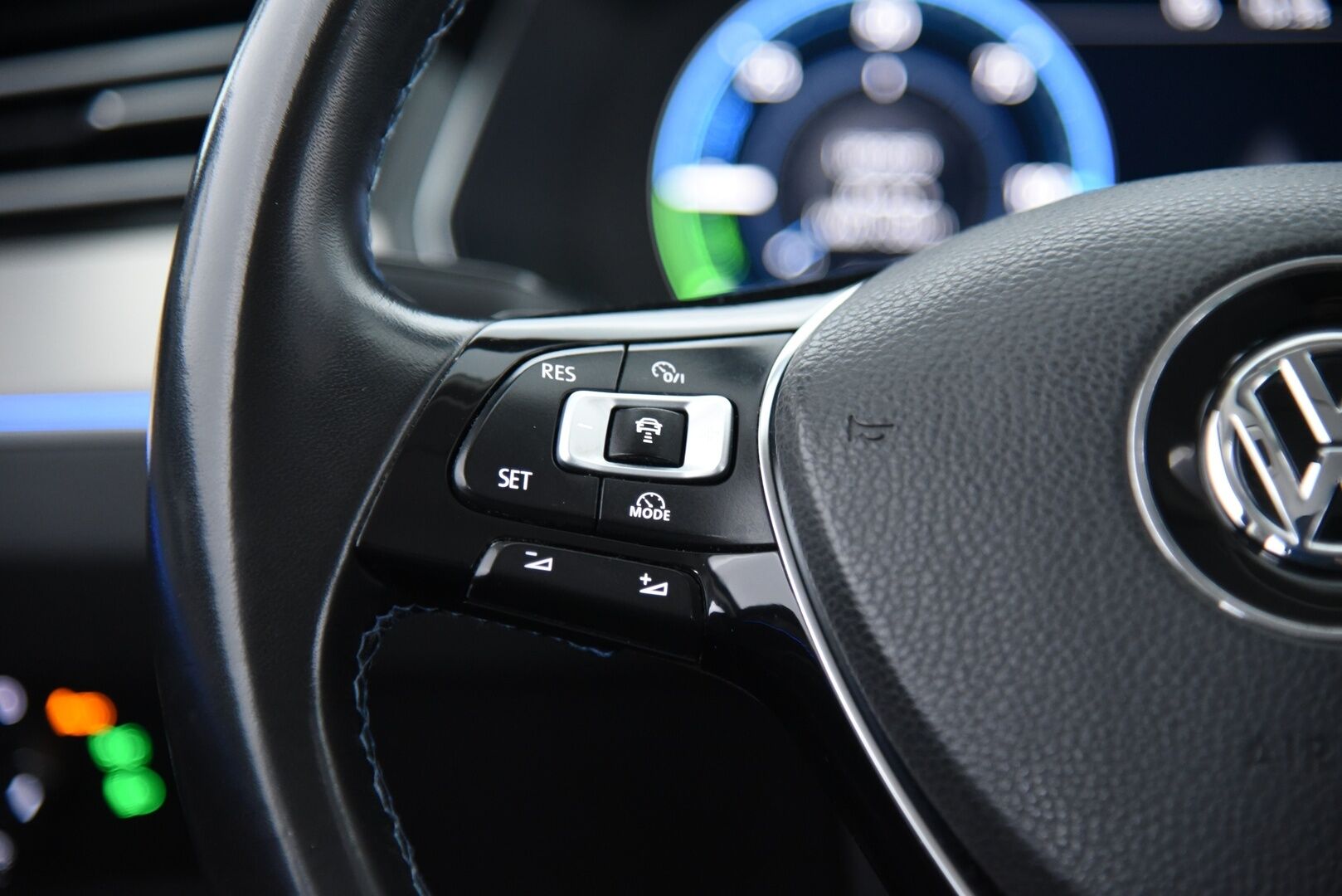 Volkswagen Passat 2018 Variant GTE Plug-In Hybrid 160 kW (218 hv) DSG-aut. / Digimittaristo / Vetokoukku / Adapt. vak / BLIS / Keyless / Ambient - P-Kamera / Webasto / Muistipenkki hieronnalla / Dynamic Light Assist / AppConnect