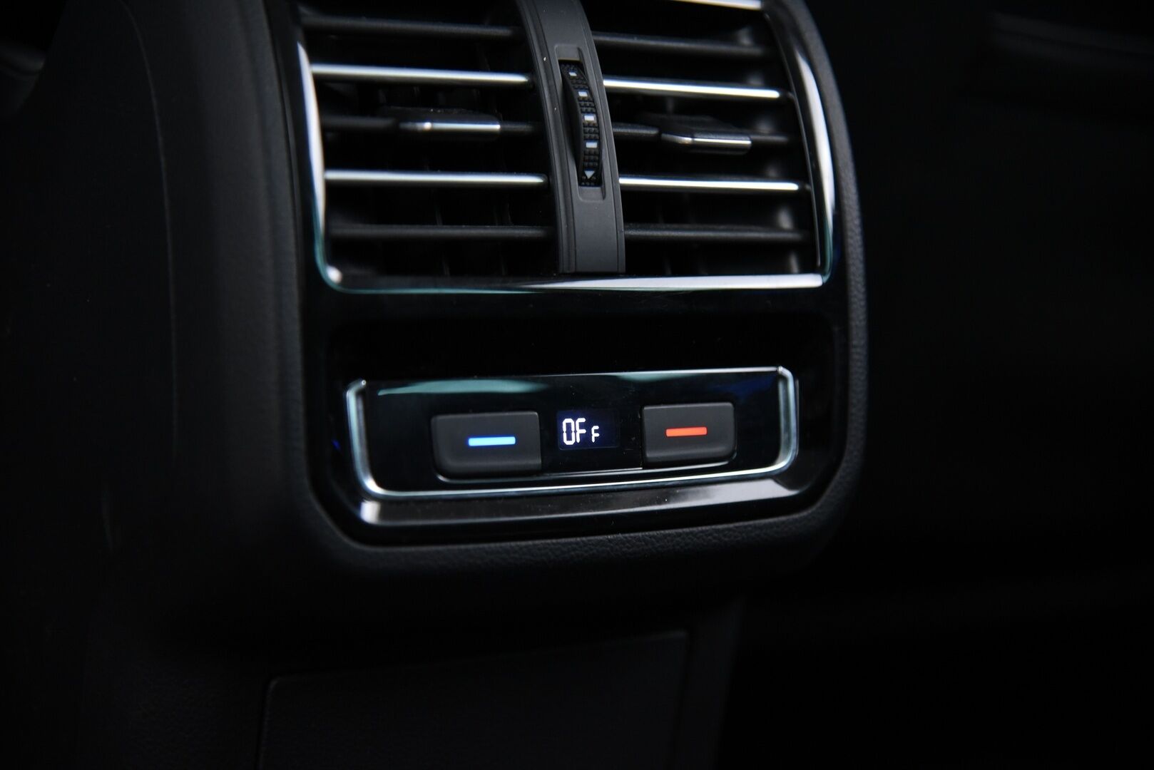 Volkswagen Passat 2018 Variant GTE Plug-In Hybrid 160 kW (218 hv) DSG-aut. / Digimittaristo / Vetokoukku / Adapt. vak / BLIS / Keyless / Ambient - P-Kamera / Webasto / Muistipenkki hieronnalla / Dynamic Light Assist / AppConnect