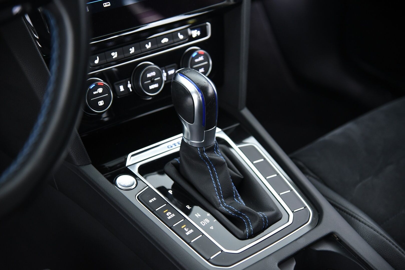 Volkswagen Passat 2018 Variant GTE Plug-In Hybrid 160 kW (218 hv) DSG-aut. / Digimittaristo / Vetokoukku / Adapt. vak / BLIS / Keyless / Ambient - P-Kamera / Webasto / Muistipenkki hieronnalla / Dynamic Light Assist / AppConnect