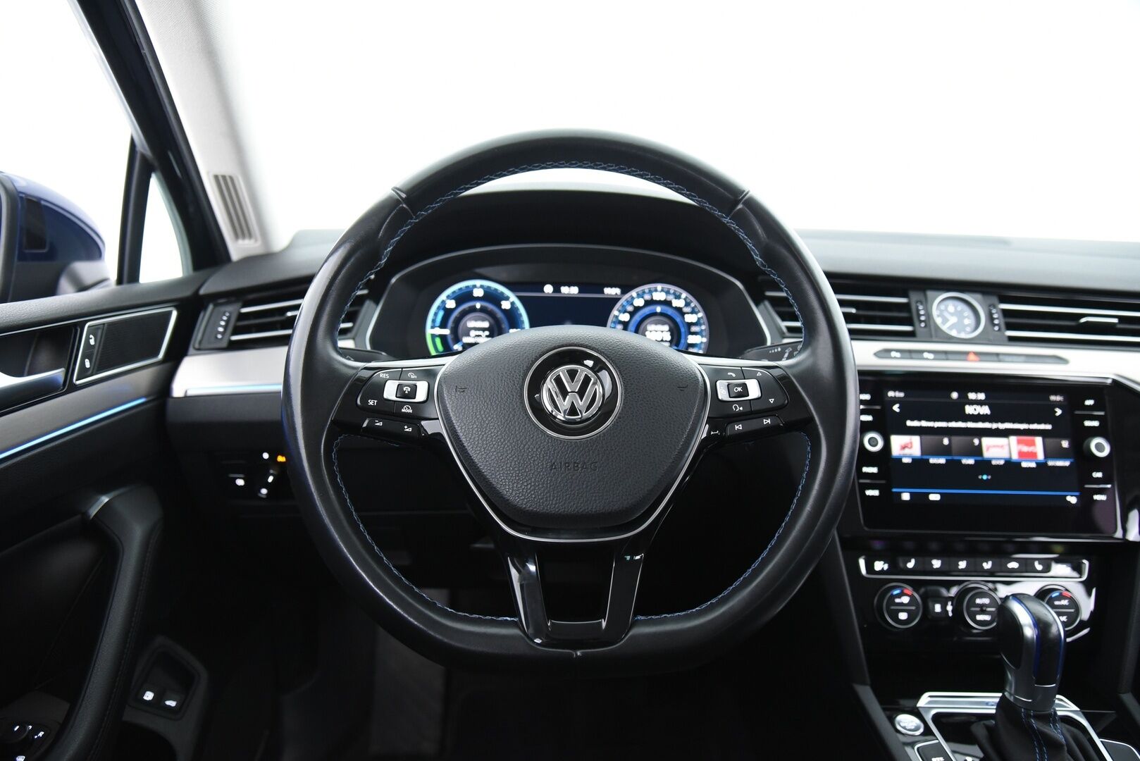 Volkswagen Passat 2018 Variant GTE Plug-In Hybrid 160 kW (218 hv) DSG-aut. / Digimittaristo / Vetokoukku / Adapt. vak / BLIS / Keyless / Ambient - P-Kamera / Webasto / Muistipenkki hieronnalla / Dynamic Light Assist / AppConnect