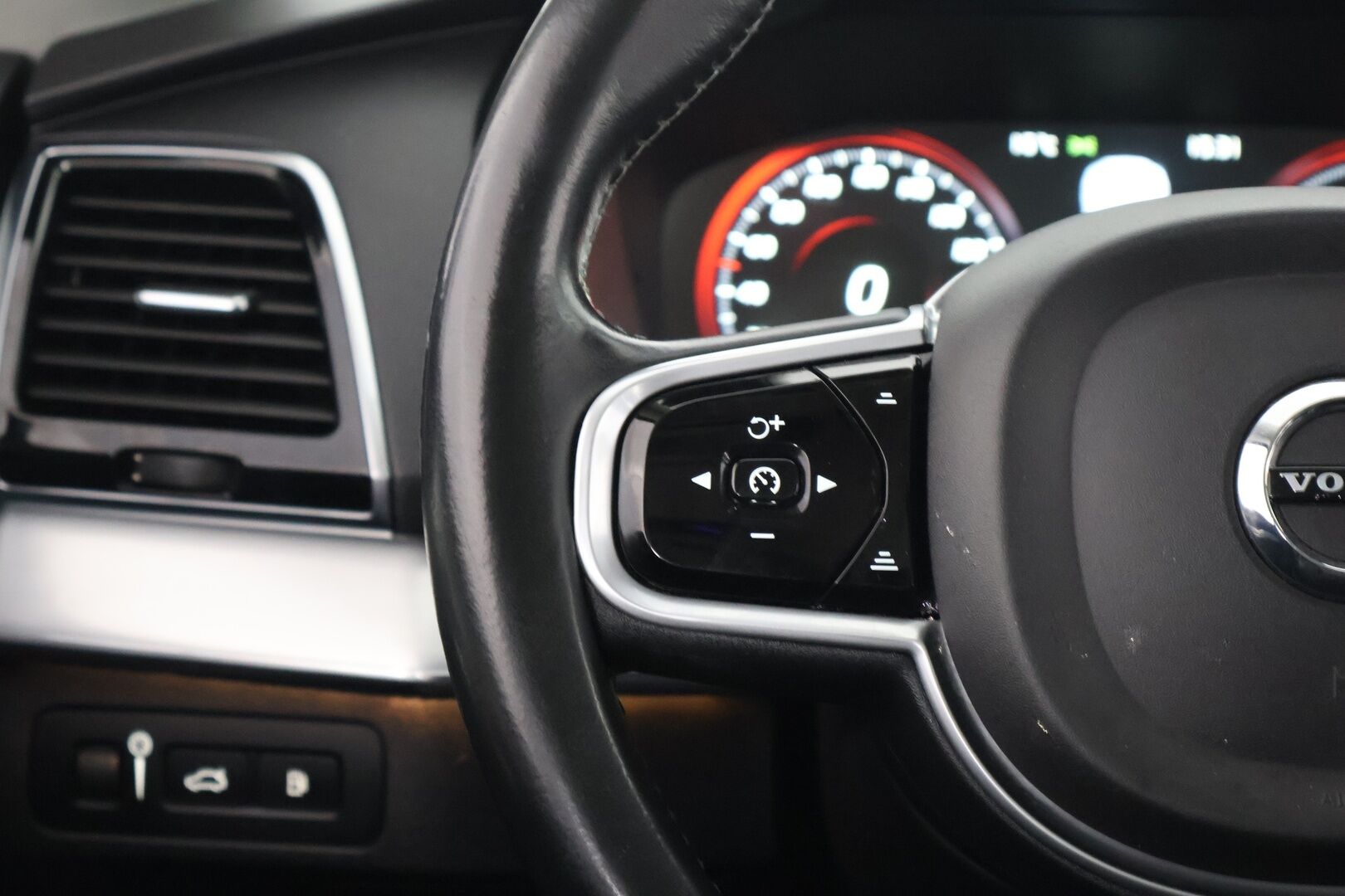 Volvo XC90 2016 T8 Twin Engine AWD Momentum aut - Tulossa myyntiin, kysy lisätiedot myyjältä! - HULLUT AVAJAISHULINAT KORKOTARJOUS 3,29 %