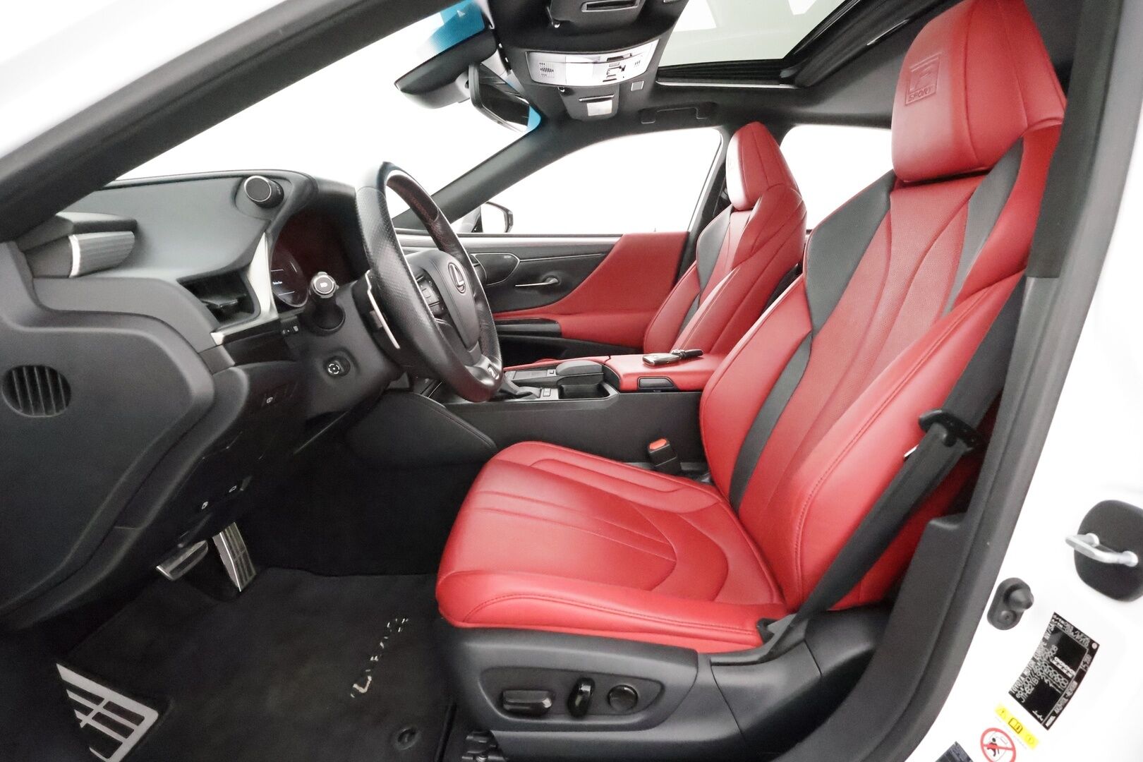 Lexus ES 2019 300H F-Sport ** Adapt.vakkari / HUD / Mark Levinson / Muistipenkki / Adapt.vakkari / P.kamera / Punaiset nahkapenkit - 3,99 % KORKOTARJOUS TÄHÄN AUTOON - 31.5. ASTI! - Kattoluukku / Sporttipenkit / Aplle&Android / Keyless