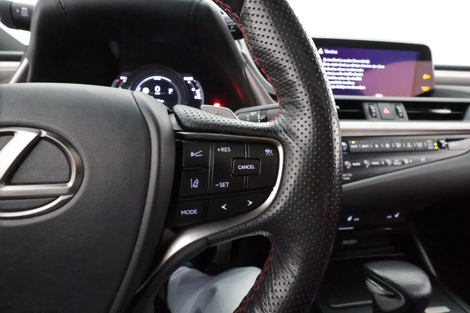 Lexus ES 2019 300H F-Sport ** Adapt.vakkari / HUD / Mark Levinson / Muistipenkki / Adapt.vakkari / P.kamera / Punaiset nahkapenkit - 3,99 % KORKOTARJOUS TÄHÄN AUTOON - 31.5. ASTI! - Kattoluukku / Sporttipenkit / Aplle&Android / Keyless