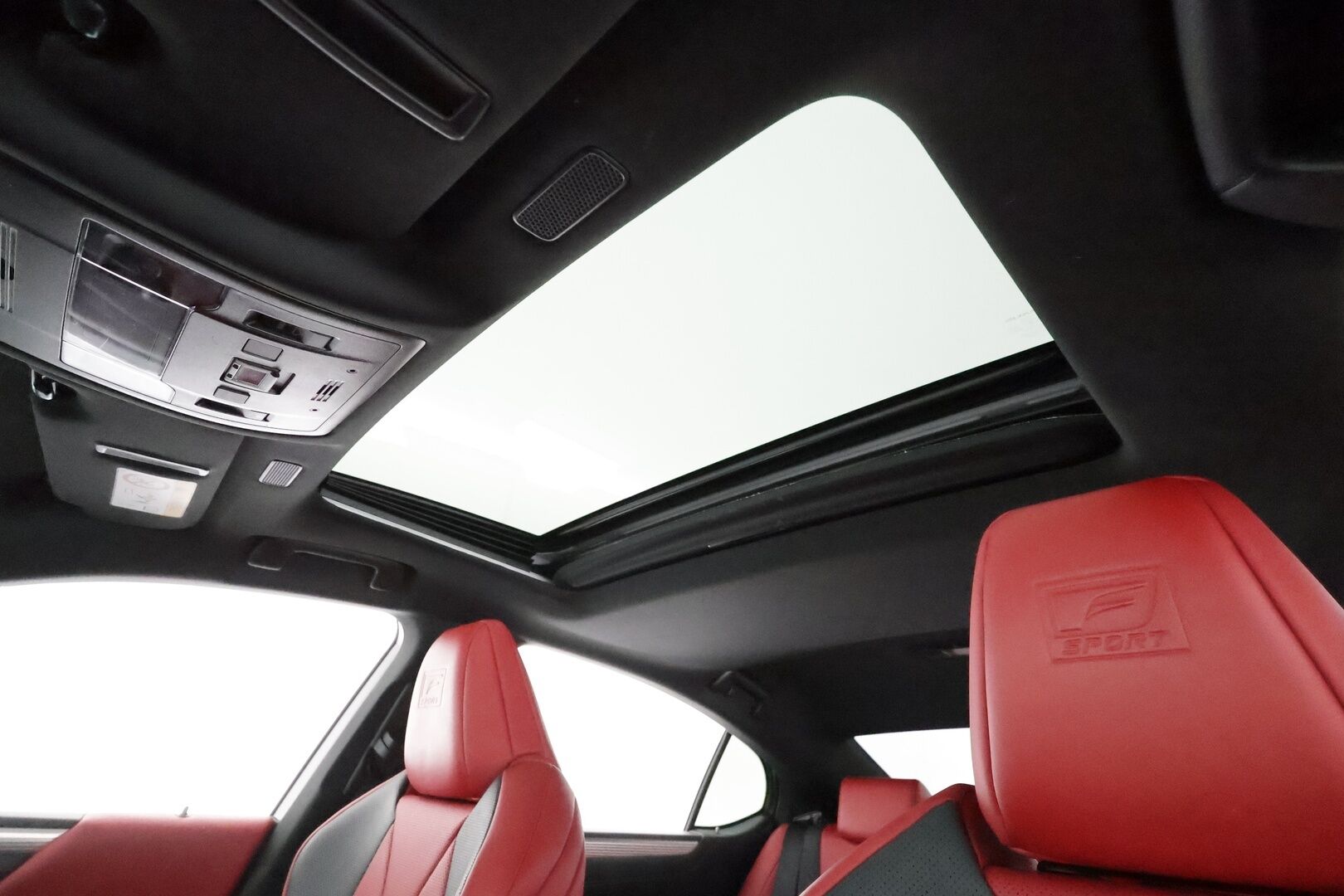 Lexus ES 2019 300H F-Sport ** Adapt.vakkari / HUD / Mark Levinson / Muistipenkki / Adapt.vakkari / P.kamera / Punaiset nahkapenkit - 3,99 % KORKOTARJOUS TÄHÄN AUTOON - 31.5. ASTI! - Kattoluukku / Sporttipenkit / Aplle&Android / Keyless