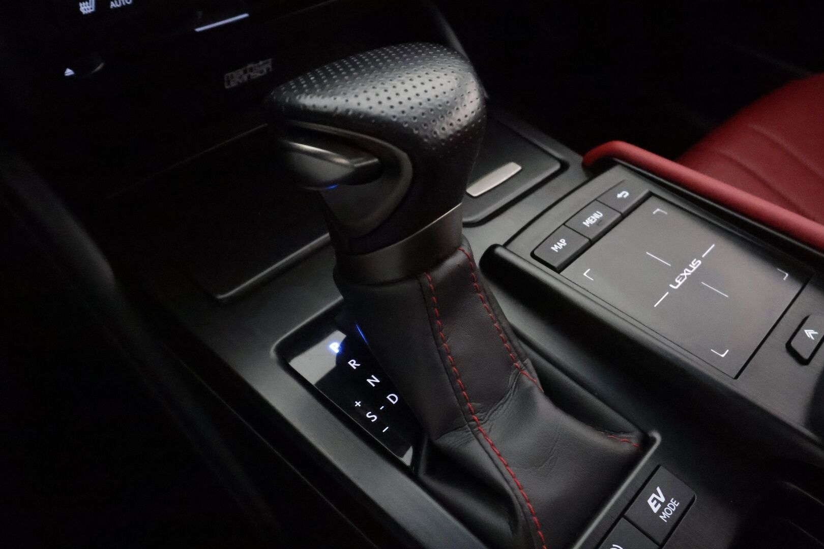 Lexus ES 2019 300H F-Sport ** Adapt.vakkari / HUD / Mark Levinson / Muistipenkki / Adapt.vakkari / P.kamera / Punaiset nahkapenkit - 3,99 % KORKOTARJOUS TÄHÄN AUTOON - 31.5. ASTI! - Kattoluukku / Sporttipenkit / Aplle&Android / Keyless