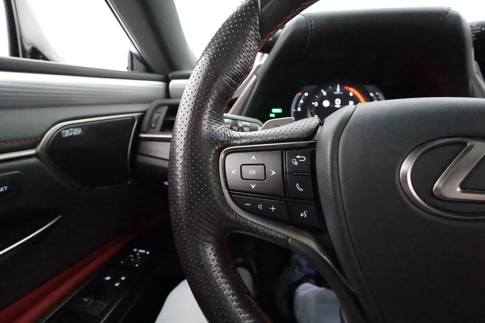 Lexus ES 2019 300H F-Sport ** Adapt.vakkari / HUD / Mark Levinson / Muistipenkki / Adapt.vakkari / P.kamera / Punaiset nahkapenkit - 3,99 % KORKOTARJOUS TÄHÄN AUTOON - 31.5. ASTI! - Kattoluukku / Sporttipenkit / Aplle&Android / Keyless