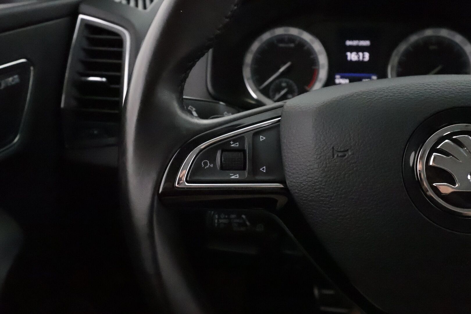 Skoda Karoq 2018 2.0 TDI 150 4x4 Style DSG **Canton / Webasto / Adapt.vakkari / Keyless / Koukku / Sporttipenkit / P.kamera**