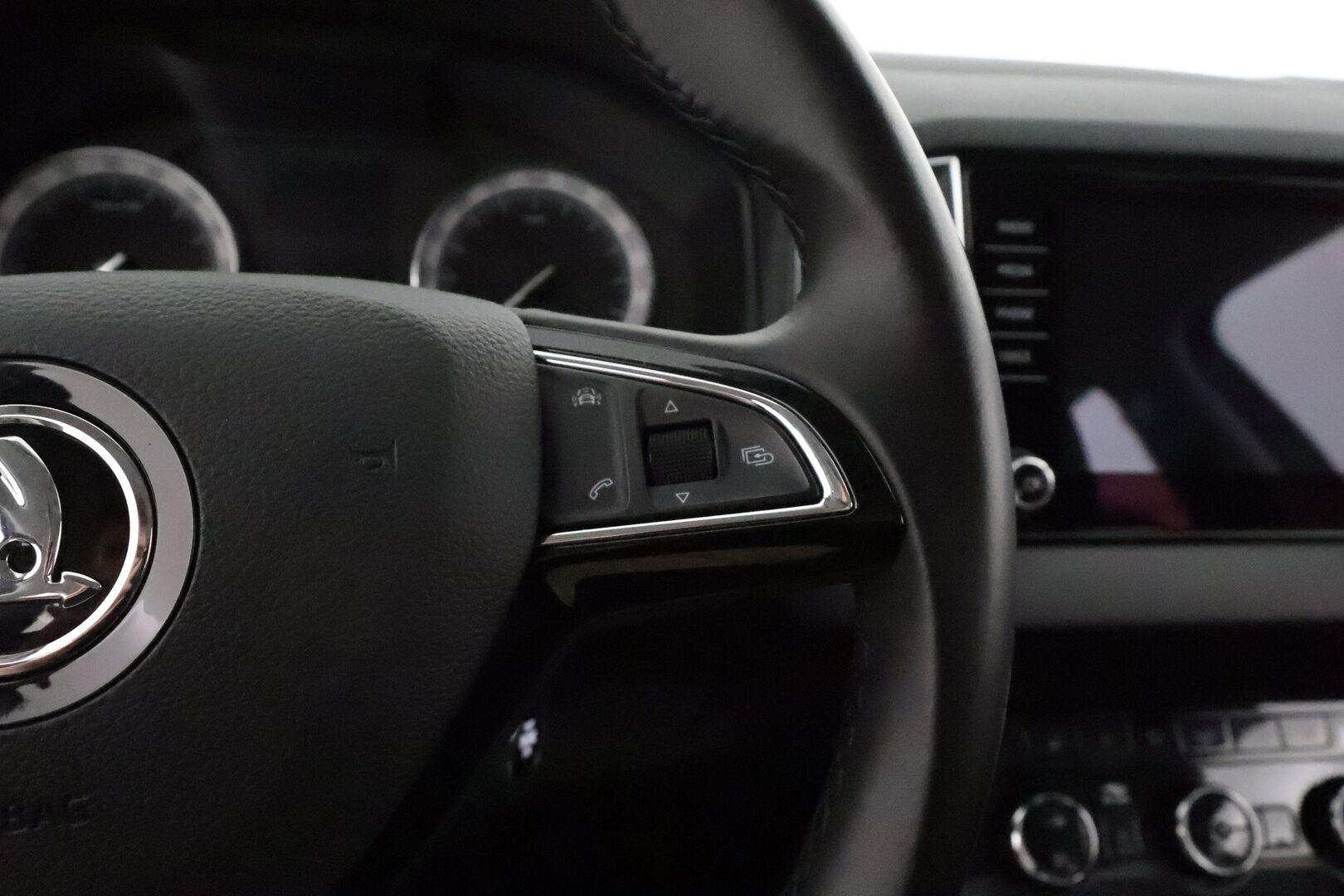 Skoda Karoq 2018 2.0 TDI 150 4x4 Style DSG **Canton / Webasto / Adapt.vakkari / Keyless / Koukku / Sporttipenkit / P.kamera** -  * Webastolla ja kovilla varusteilla oleva neliveto Karoq! *