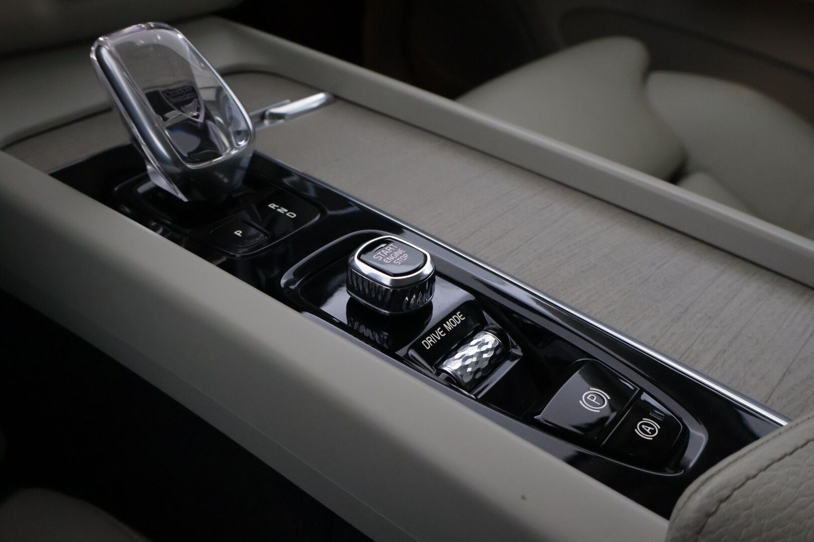 Volvo XC60 2021 T6 TwE AWD Business Inscription aut. *B&W / Suomi-auto / PA-Lisälämmitin / P.Kamera / Panorama / Muistipenkki* - Huippu Nokia Hakkapeliitta 10 talvirenkaat / Bowers & Wilkins