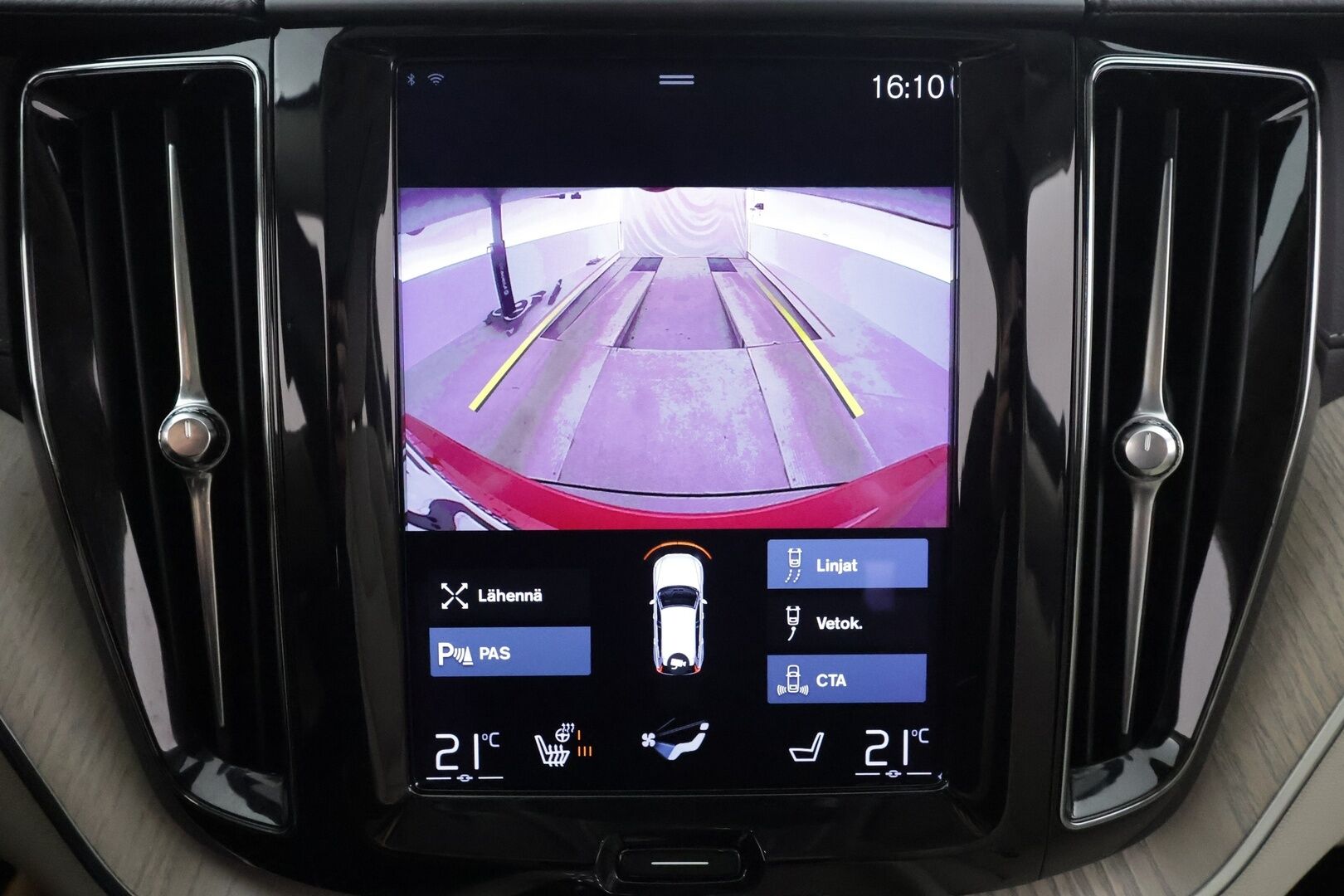 Volvo XC60 2021 T6 TwE AWD Inscription aut * Webasto / Koukku / H&K / Panorama / ACC / Full-LED / P.Kamera / Sportnahat Muistilla * - Ilma-alusta / Suomi-auto / Kahdet renkaat aluvanteilla / 2x Latauskaapelit / Merkkihuollot