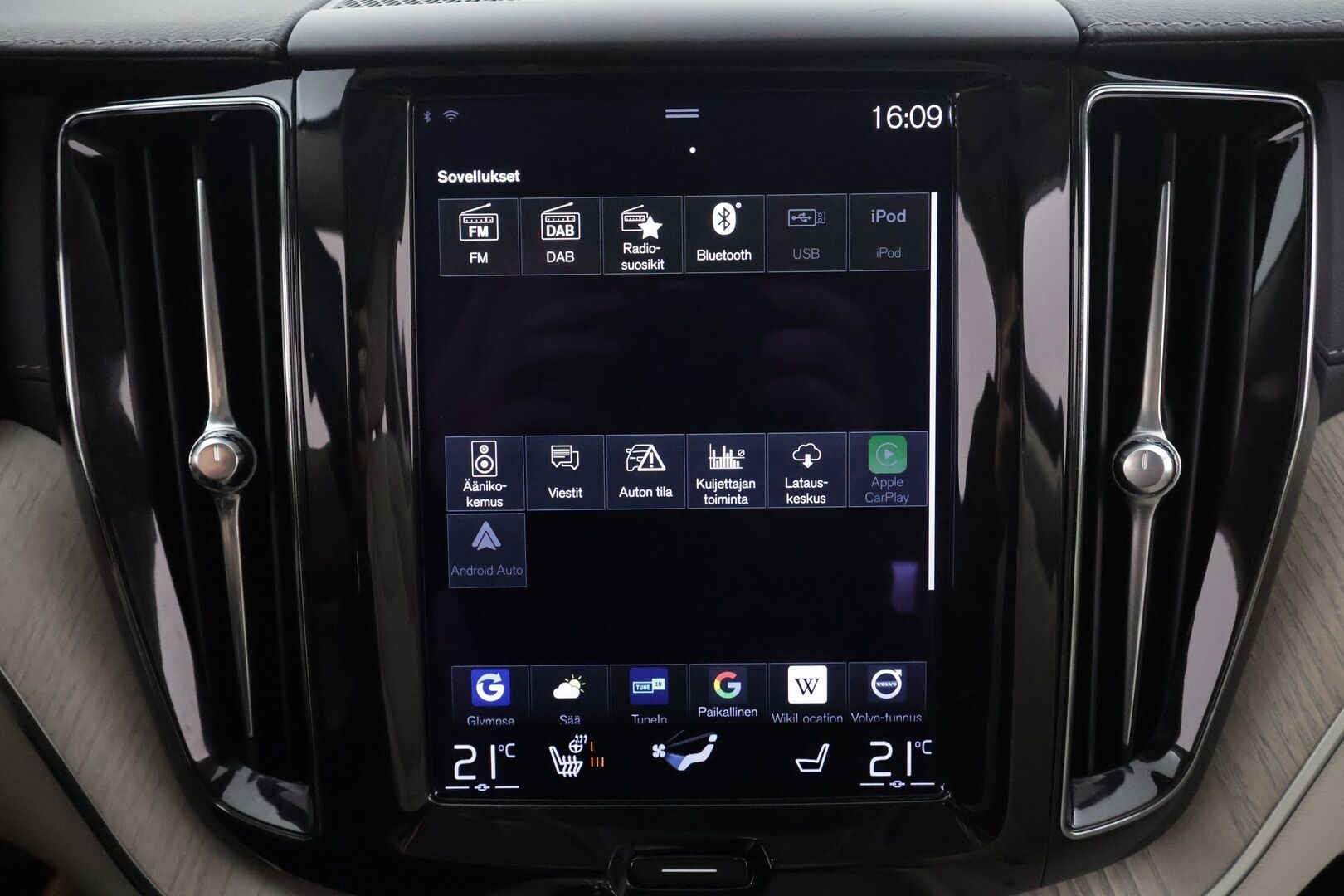 Volvo XC60 2021 T6 TwE AWD Inscription aut * Webasto / Koukku / H&K / Panorama / ACC / Full-LED / P.Kamera / Sportnahat Muistilla * - Ilma-alusta / Suomi-auto / Kahdet renkaat aluvanteilla / 2x Latauskaapelit / Merkkihuollot