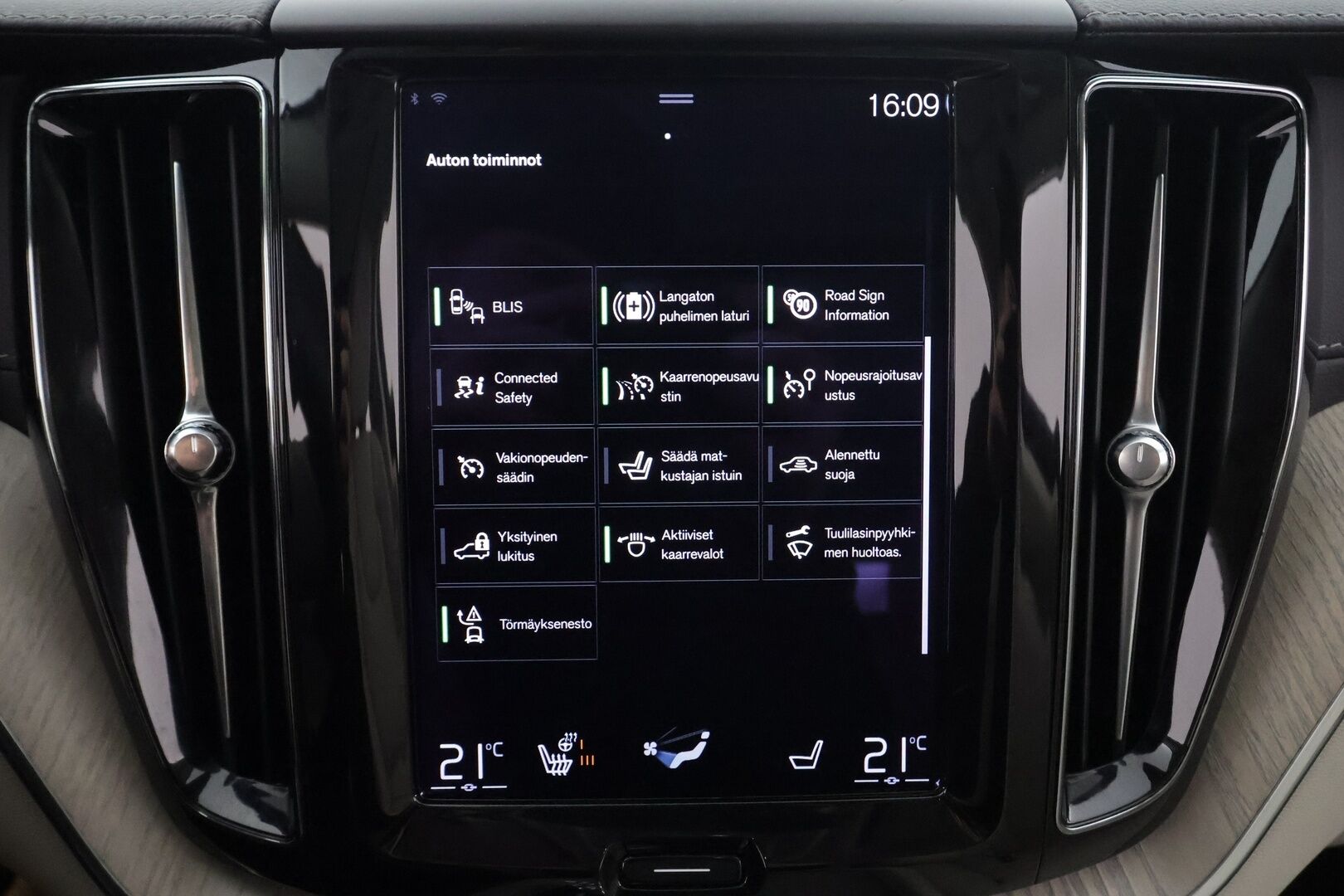 Volvo XC60 2021 T6 TwE AWD Inscription aut * Webasto / Koukku / H&K / Panorama / ACC / Full-LED / P.Kamera / Sportnahat Muistilla * - Ilma-alusta / Suomi-auto / Kahdet renkaat aluvanteilla / 2x Latauskaapelit / Merkkihuollot