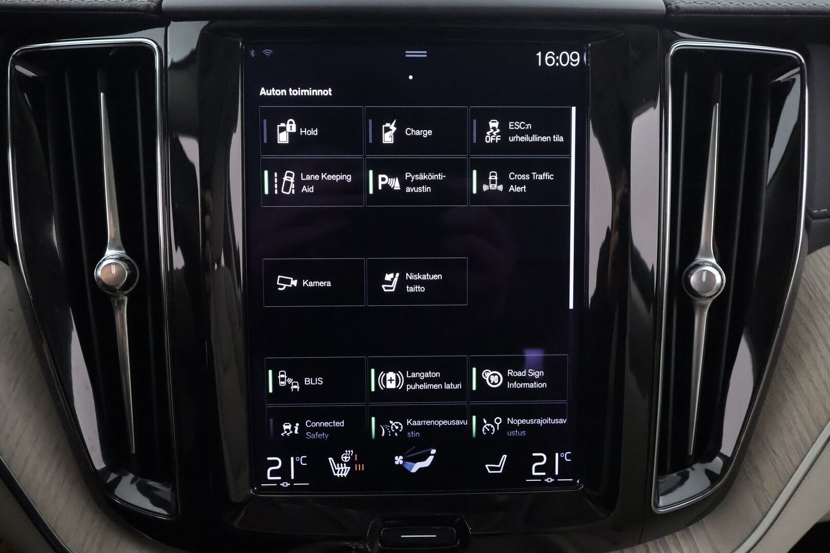 Volvo XC60 2021 T6 TwE AWD Inscription aut * Webasto / Koukku / H&K / Panorama / ACC / Full-LED / P.Kamera / Sportnahat Muistilla * - Ilma-alusta / Suomi-auto / Kahdet renkaat aluvanteilla / 2x Latauskaapelit / Merkkihuollot