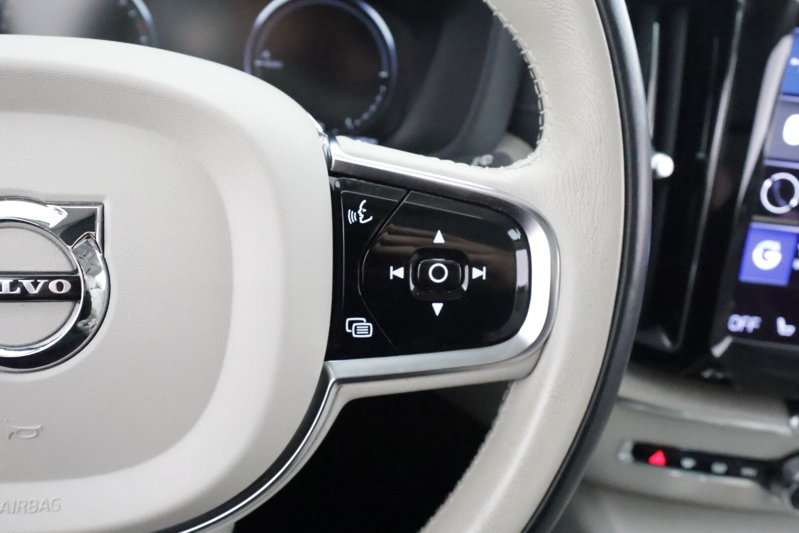 Volvo XC60 2021 T6 TwE AWD Inscription aut * Webasto / Koukku / H&K / Panorama / ACC / Full-LED / P.Kamera / Sportnahat Muistilla * - Ilma-alusta / Suomi-auto / Kahdet renkaat aluvanteilla / 2x Latauskaapelit / Merkkihuollot