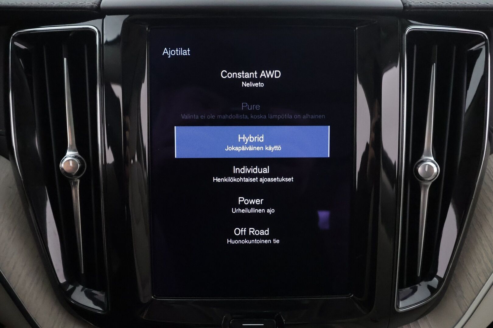 Volvo XC60 2021 T6 TwE AWD Inscription aut * Webasto / Koukku / H&K / Panorama / ACC / Full-LED / P.Kamera / Sportnahat Muistilla * - Ilma-alusta / Suomi-auto / Kahdet renkaat aluvanteilla / 2x Latauskaapelit / Merkkihuollot