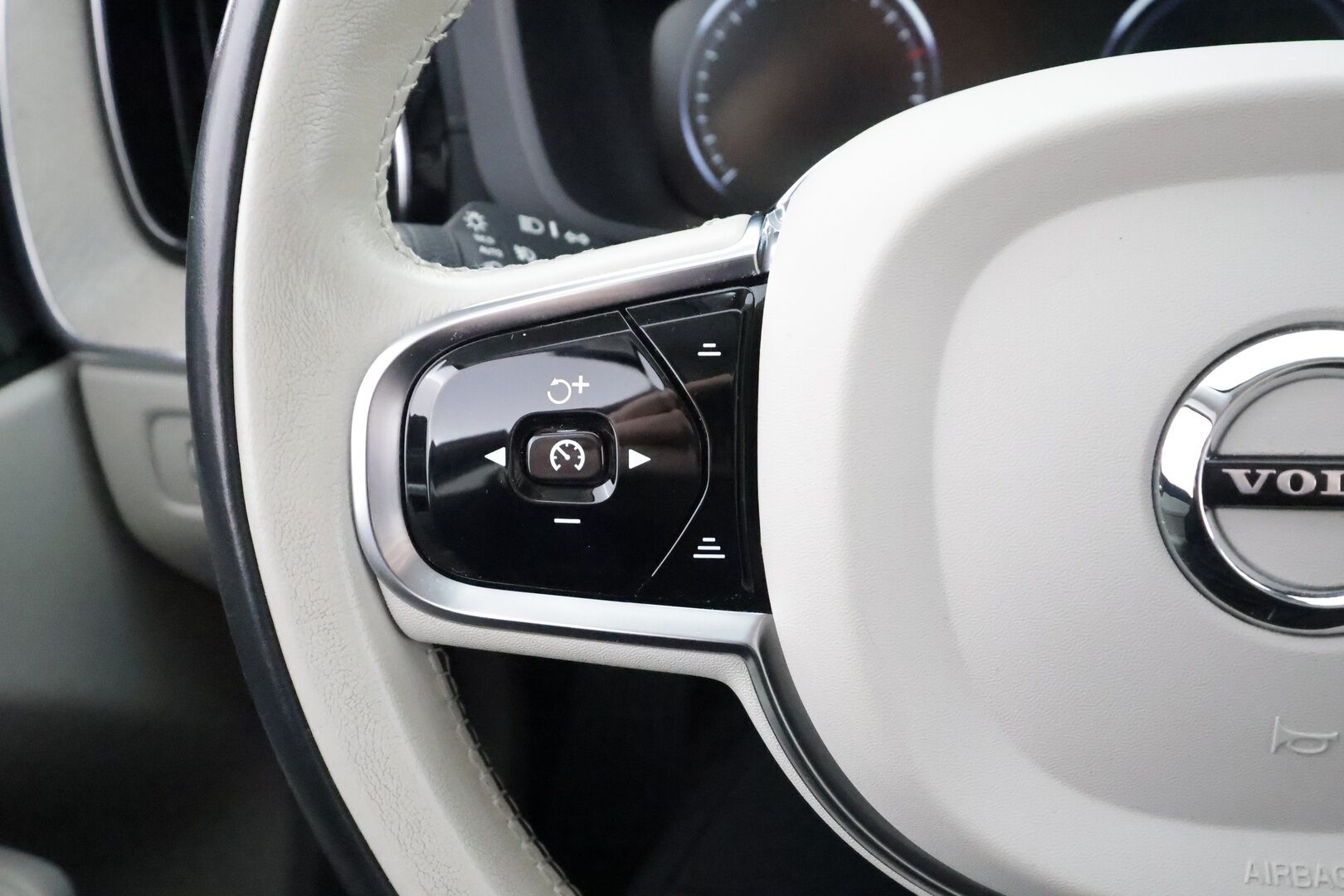 Volvo XC60 2021 T6 TwE AWD Inscription aut * Webasto / Koukku / H&K / Panorama / ACC / Full-LED / P.Kamera / Sportnahat Muistilla * - Ilma-alusta / Suomi-auto / Kahdet renkaat aluvanteilla / 2x Latauskaapelit / Merkkihuollot