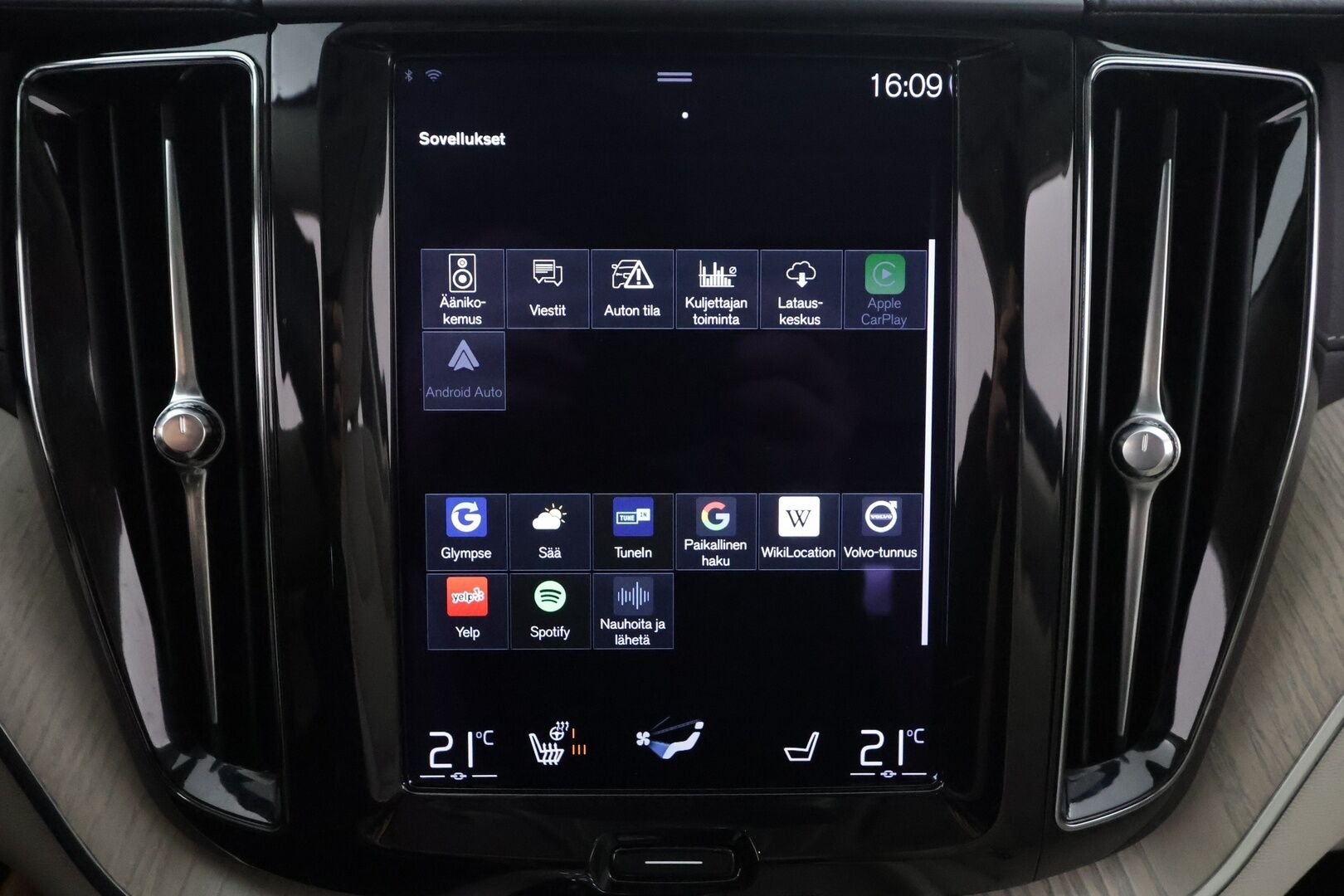 Volvo XC60 2021 T6 TwE AWD Inscription aut * Webasto / Koukku / H&K / Panorama / ACC / Full-LED / P.Kamera / Sportnahat Muistilla * - Ilma-alusta / Suomi-auto / Kahdet renkaat aluvanteilla / 2x Latauskaapelit / Merkkihuollot