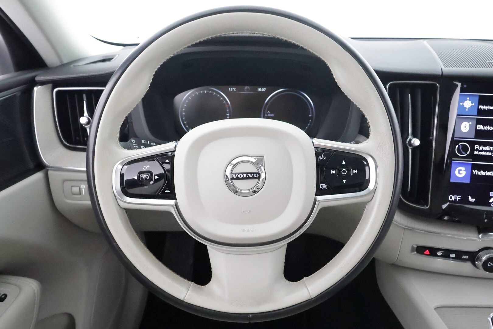 Volvo XC60 2021 T6 TwE AWD Inscription aut * Webasto / Koukku / H&K / Panorama / ACC / Full-LED / P.Kamera / Sportnahat Muistilla * - Ilma-alusta / Suomi-auto / Kahdet renkaat aluvanteilla / 2x Latauskaapelit / Merkkihuollot