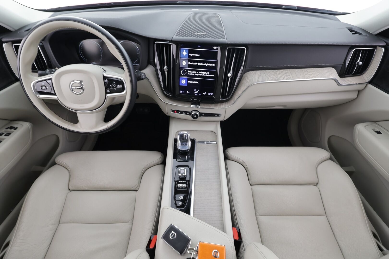 Volvo XC60 2021 T6 TwE AWD Inscription aut * Webasto / Koukku / H&K / Panorama / ACC / Full-LED / P.Kamera / Sportnahat Muistilla * - Ilma-alusta / Suomi-auto / Kahdet renkaat aluvanteilla / 2x Latauskaapelit / Merkkihuollot