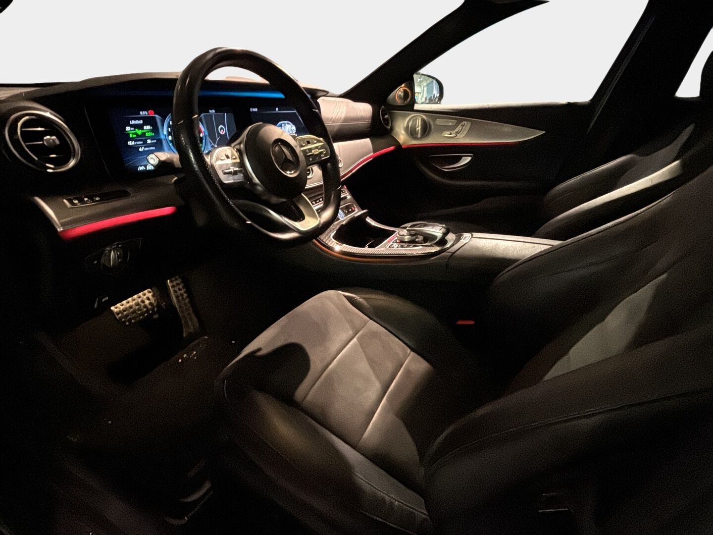 Mercedes-Benz E 2020 300 e A Business AMG Edition EQ Power *Distronic+ / HUD / Multibeam / Panorama / Muistipenkit / Burmester / KeylessGo* - Varusteita ottaessa ei ole säästelty! / Juuri huollettu! / Puhdas historia