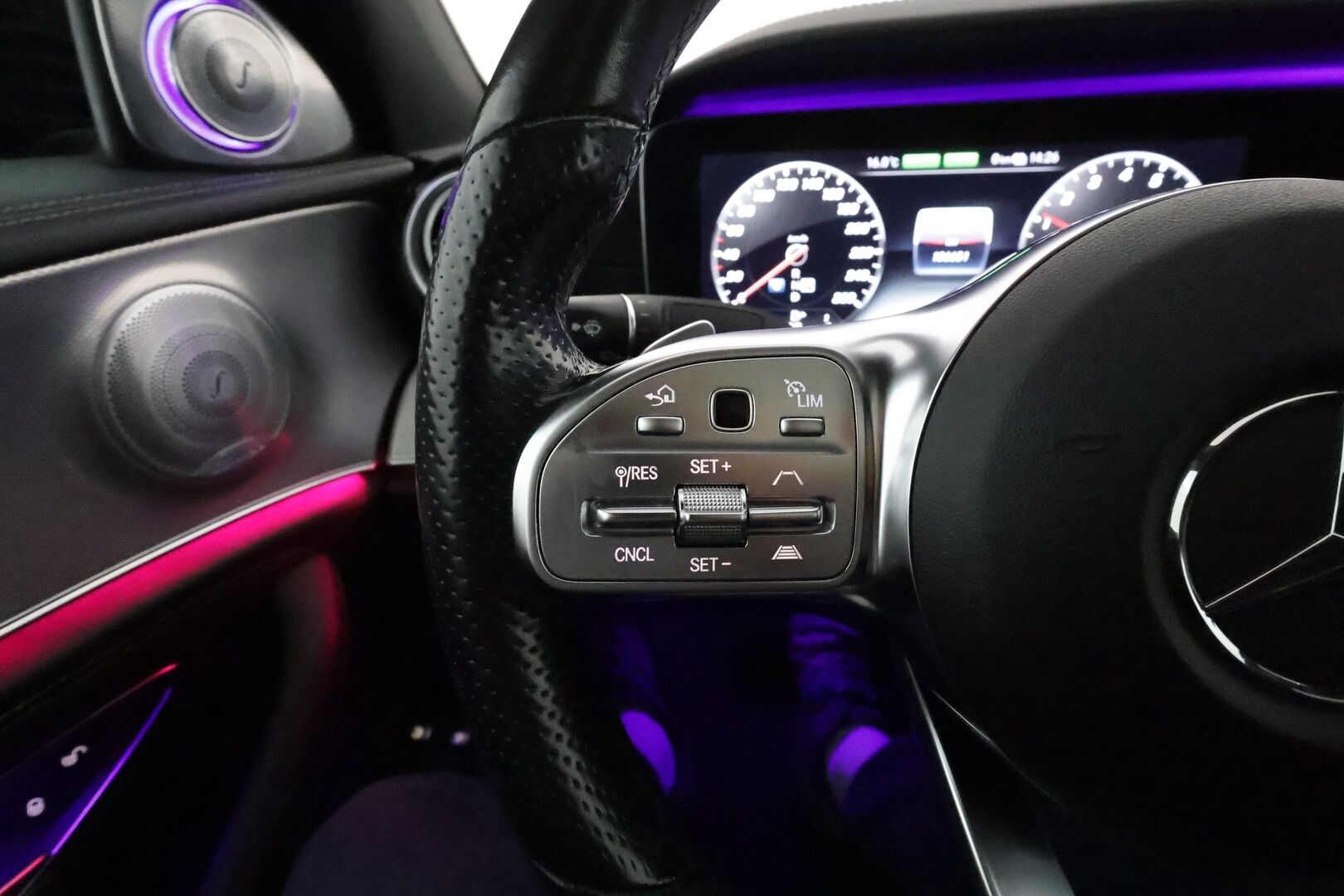 Mercedes-Benz E 2020 300 e A Business AMG Edition EQ Power *Distronic+ / HUD / Multibeam / Panorama / Muistipenkit / Burmester / KeylessGo* - Viimeisin huolto 101tkm / Juuri katsastettu!