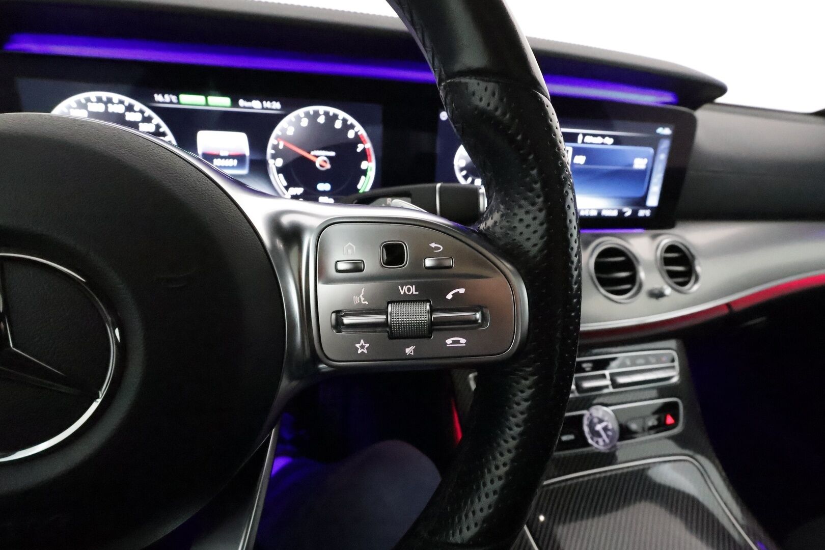 Mercedes-Benz E 2020 300 e A Business AMG Edition EQ Power *Distronic+ / HUD / Multibeam / Panorama / Muistipenkit / Burmester / KeylessGo* - Viimeisin huolto 101tkm / Juuri katsastettu!