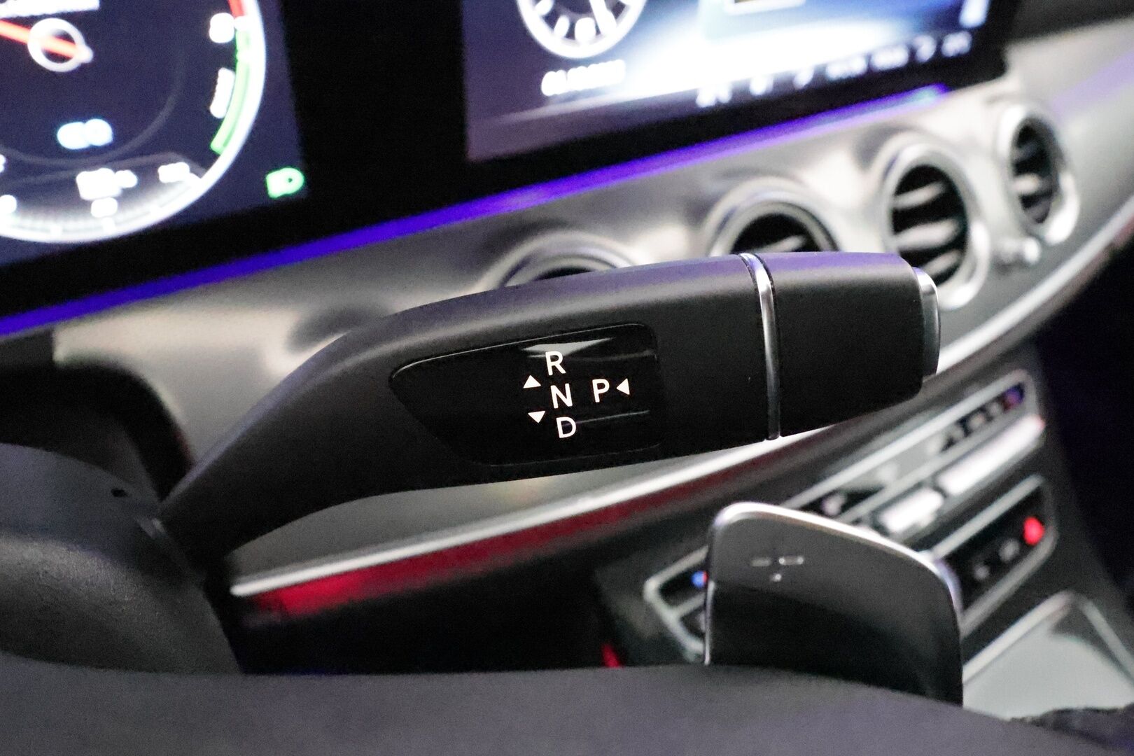 Mercedes-Benz E 2020 300 e A Business AMG Edition EQ Power *Distronic+ / HUD / Multibeam / Panorama / Muistipenkit / Burmester / KeylessGo* - Viimeisin huolto 101tkm / Juuri katsastettu!