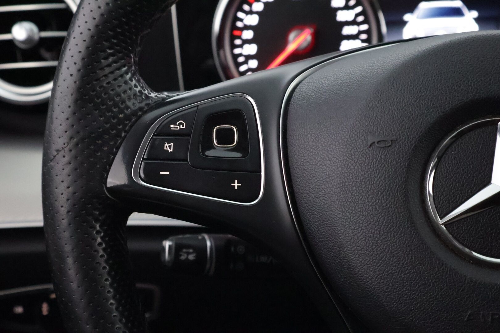 Mercedes-Benz E 2017 220 d A Premium Business * Burmester / Distronic+ / Peruutuskamera / Koukku / Comand Navi / Puolinahkasisusta - LED High Performance / Sähköluukku / Juuri saapunut Tampereelle!